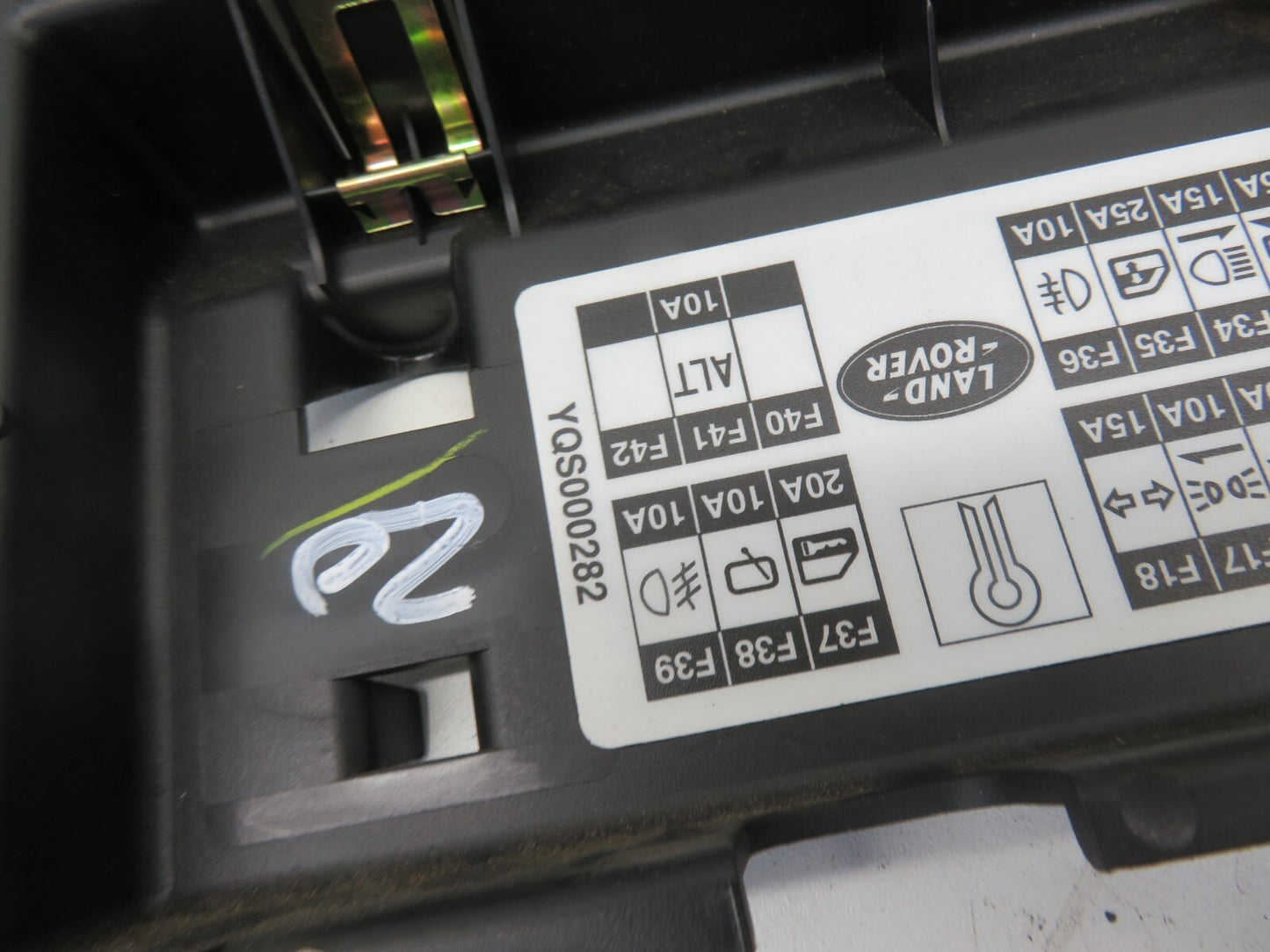 LAND ROVER FREELANDER 1 INTERIOR FUSE BOX COVER YQS000282 2004-2006 1734-20