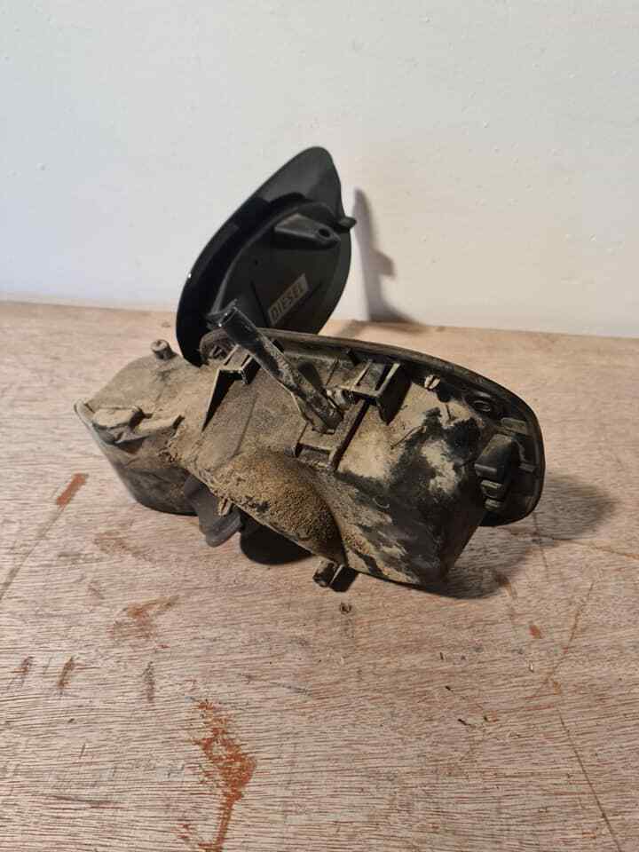 RENAULT MODUS 2004-2008 FUEL TANK DOOR FLAP WHOLE MECHANISM IN BLACK A01