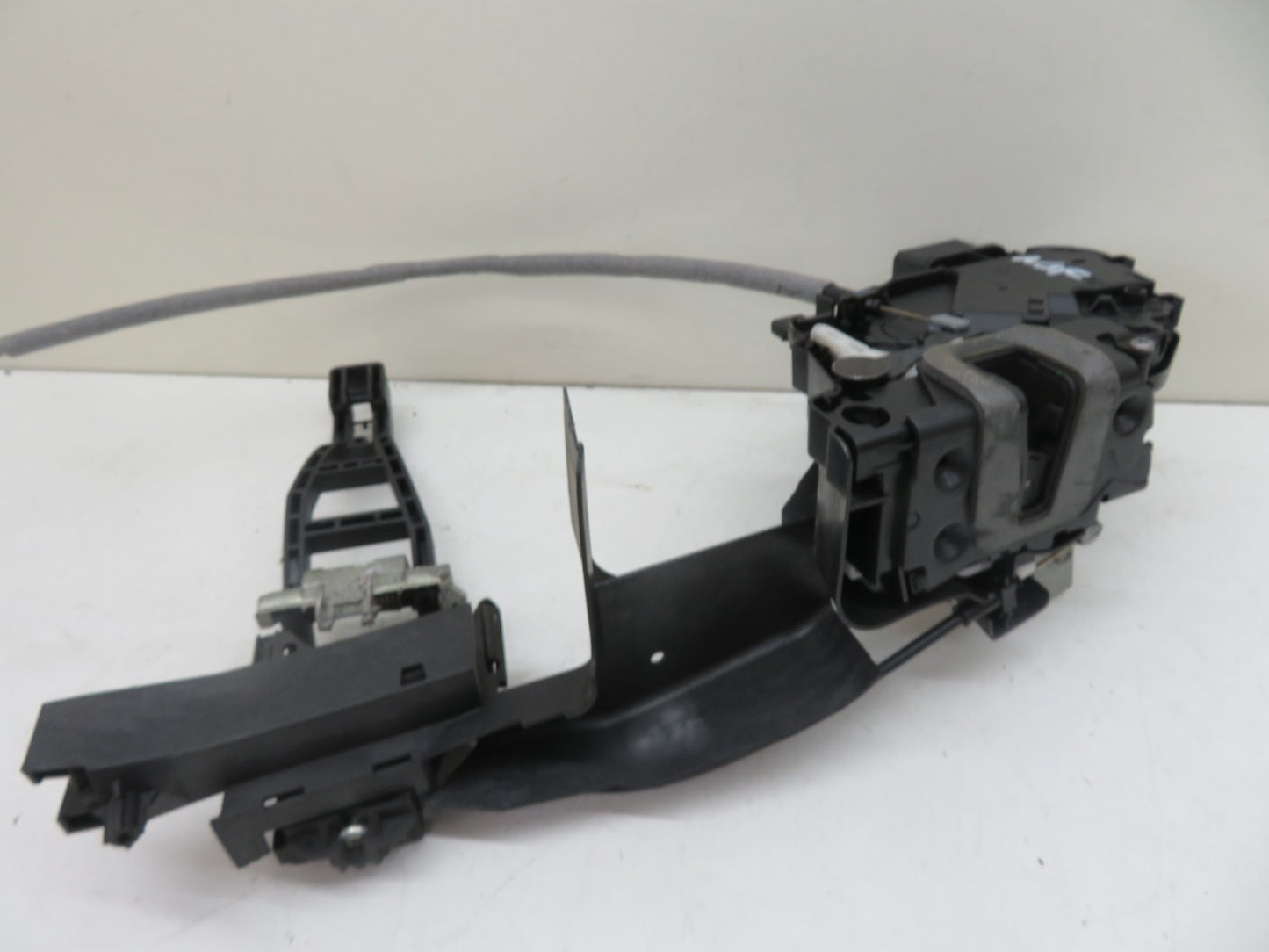 FORD S MAX NSF PASSENGER DOOR LOCK CATCH 8M2A-R21813-CA 2006-2014 1302-1