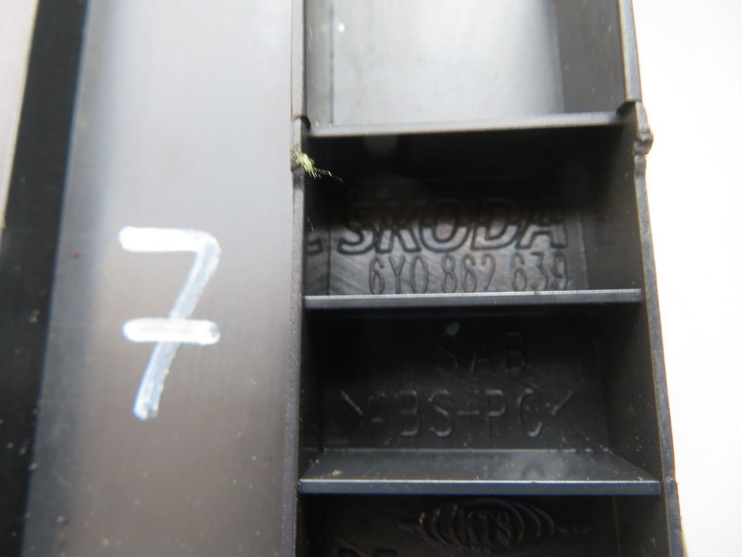 SKODA FABIA MK1 CENTER STORAGE DIN TRAY 6Y0862639 1999-2004 1741-7