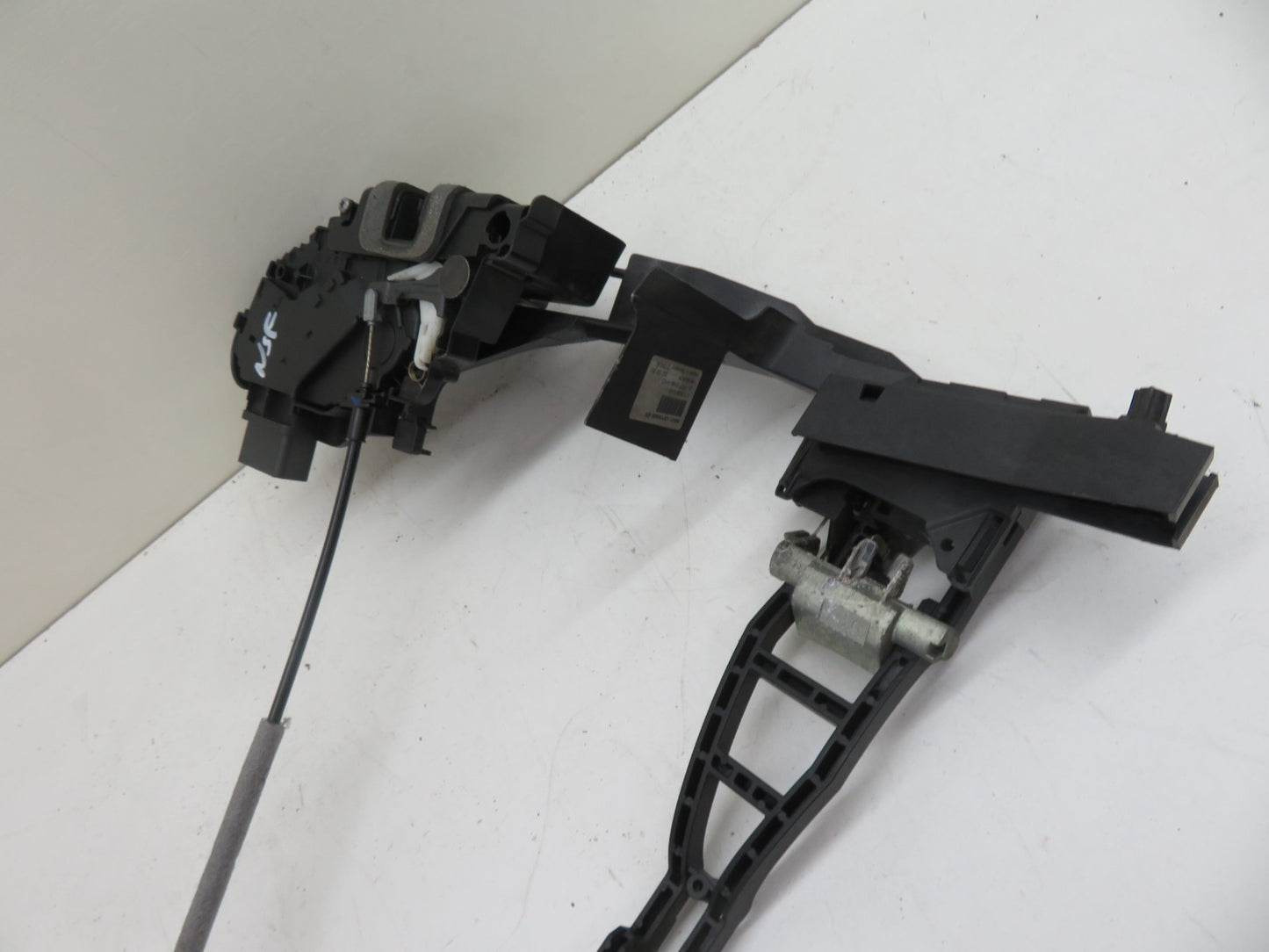 FORD S MAX NSF PASSENGER DOOR LOCK CATCH 8M2A-R21813-CA 2006-2014 1302-1