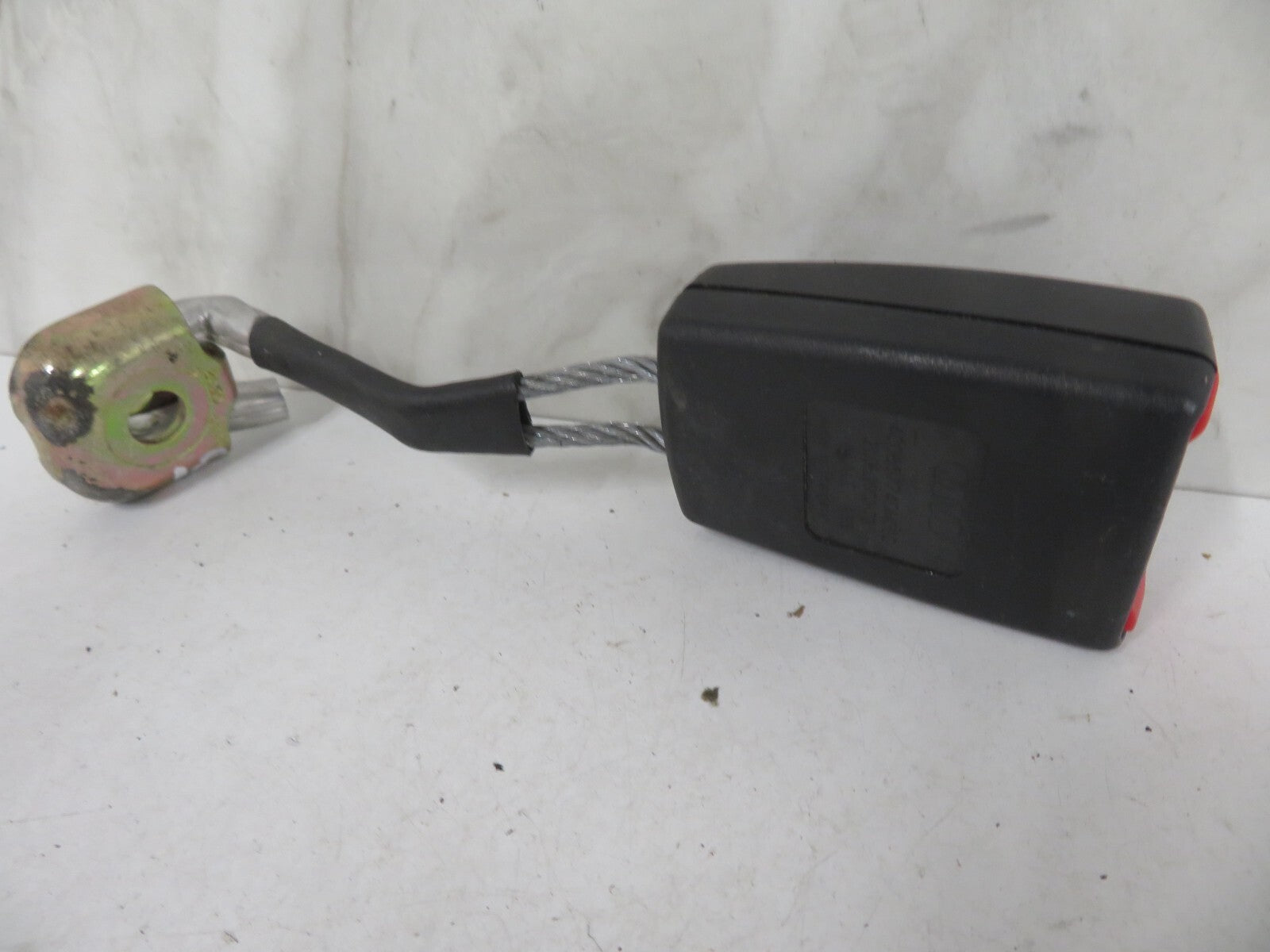 AUDI A8 D2 REAR SEAT BELT BUCKLE 4D0857740 1998-2002 A1652-10