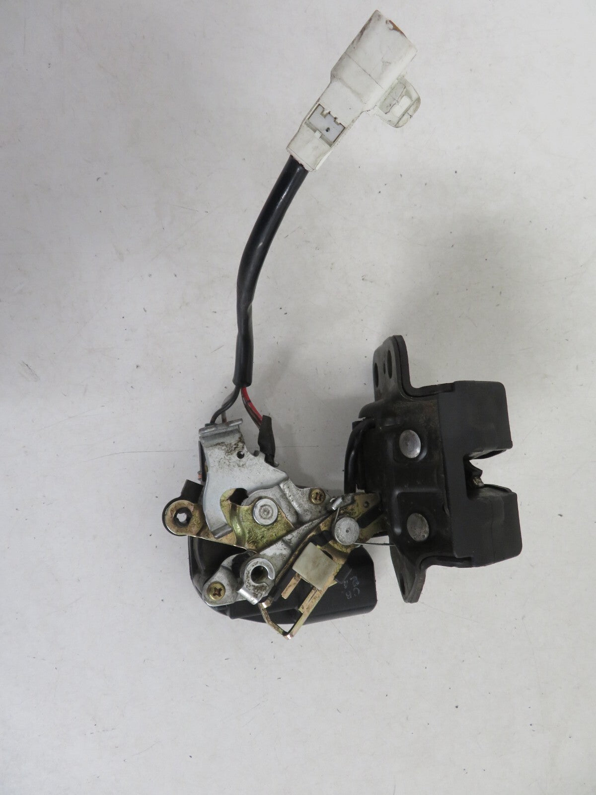 TOYOTA COROLLA BOOT LOCK CATCH 101528-3000 2002-2006 MIX1424-11