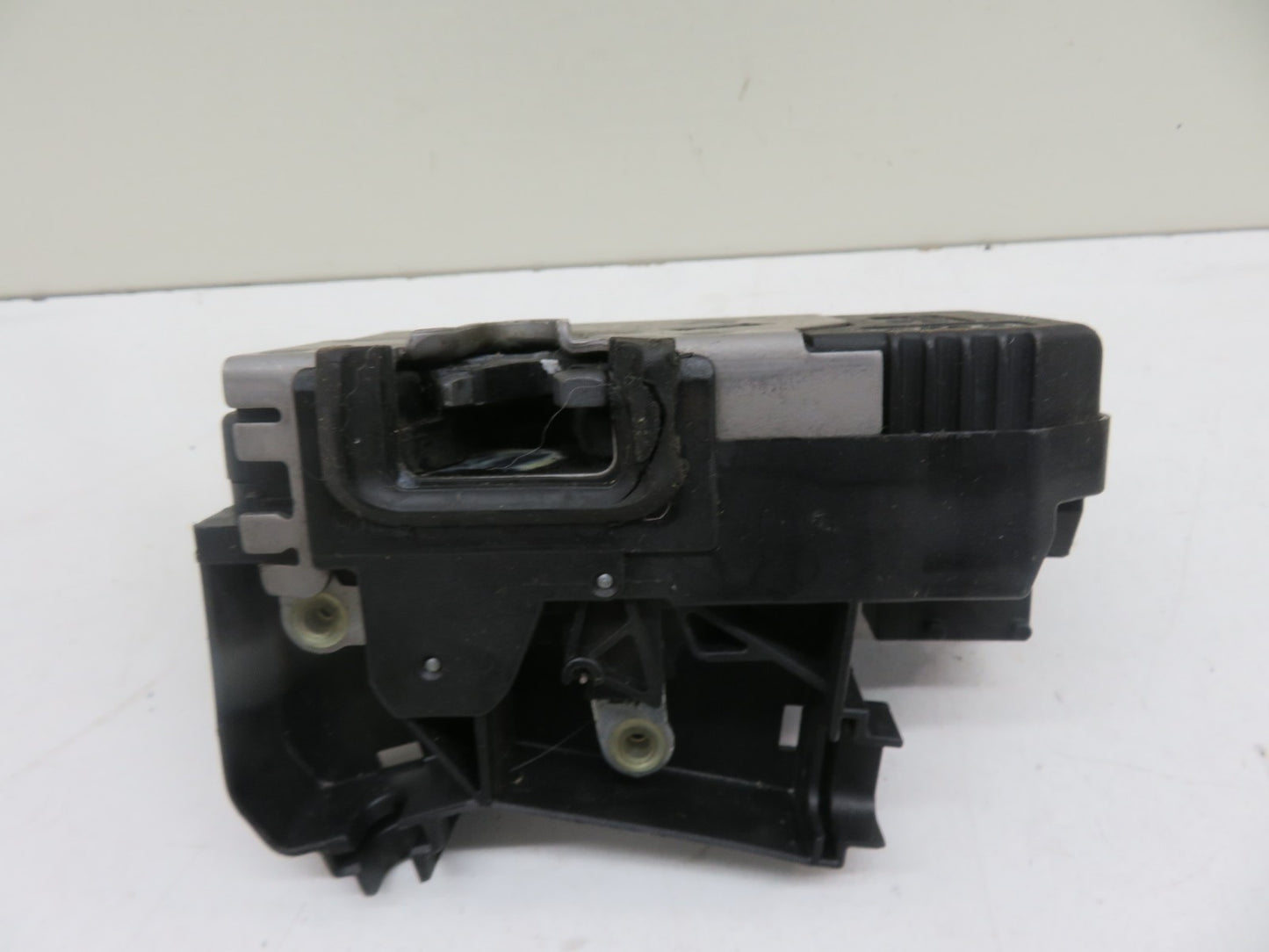 VAUXHALL MERIVA NSF PASSENGER DOOR LOCK CATCH 24434880 2003-2010 1511-4