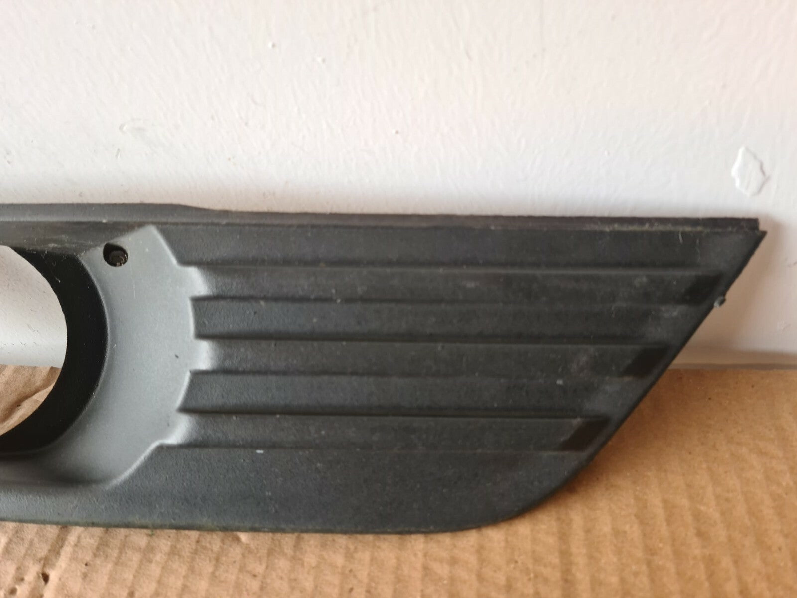 FORD FOCUS MK2 OS FRONT FOG LIGHT SURROUND TRIM 2004-2007 A34 NO1