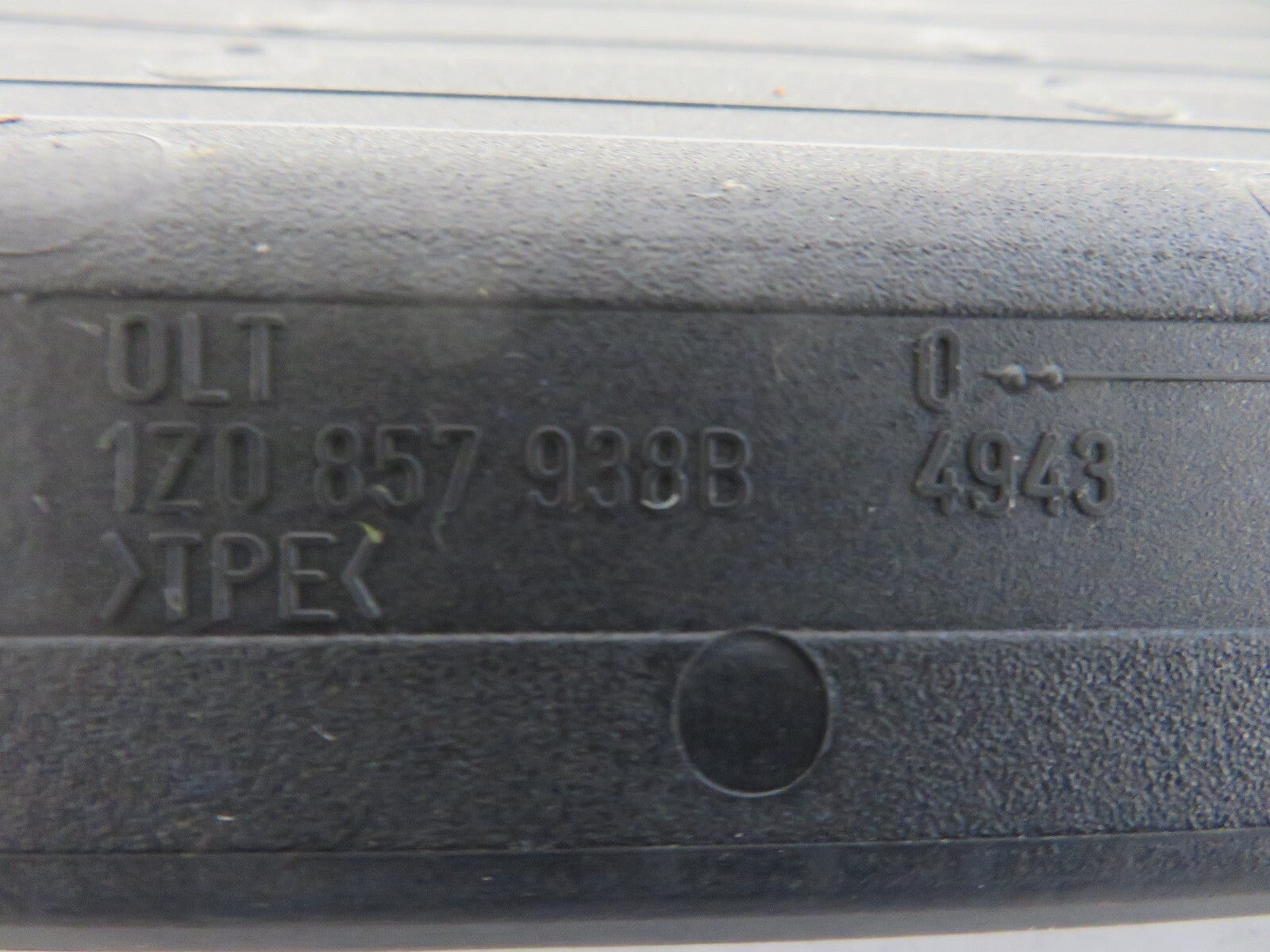 SKODA OCTAVIA CENTER CONSOLE RUBBER INSERT TRIM 1Z0857938B 2006-2013 1214-11