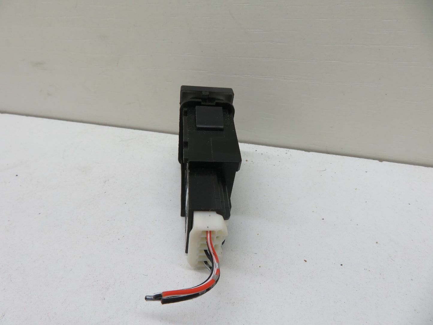 MAZDA CX7 TCS OFF SWITCH EG23664T0 2008-2012 1325-24