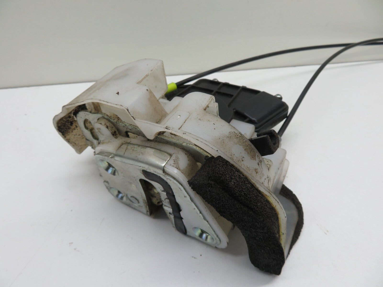 SUBARU FORESTER NSF PASSENGER FRONT DOOR LOCK CATCH 2008-2013 A601-17