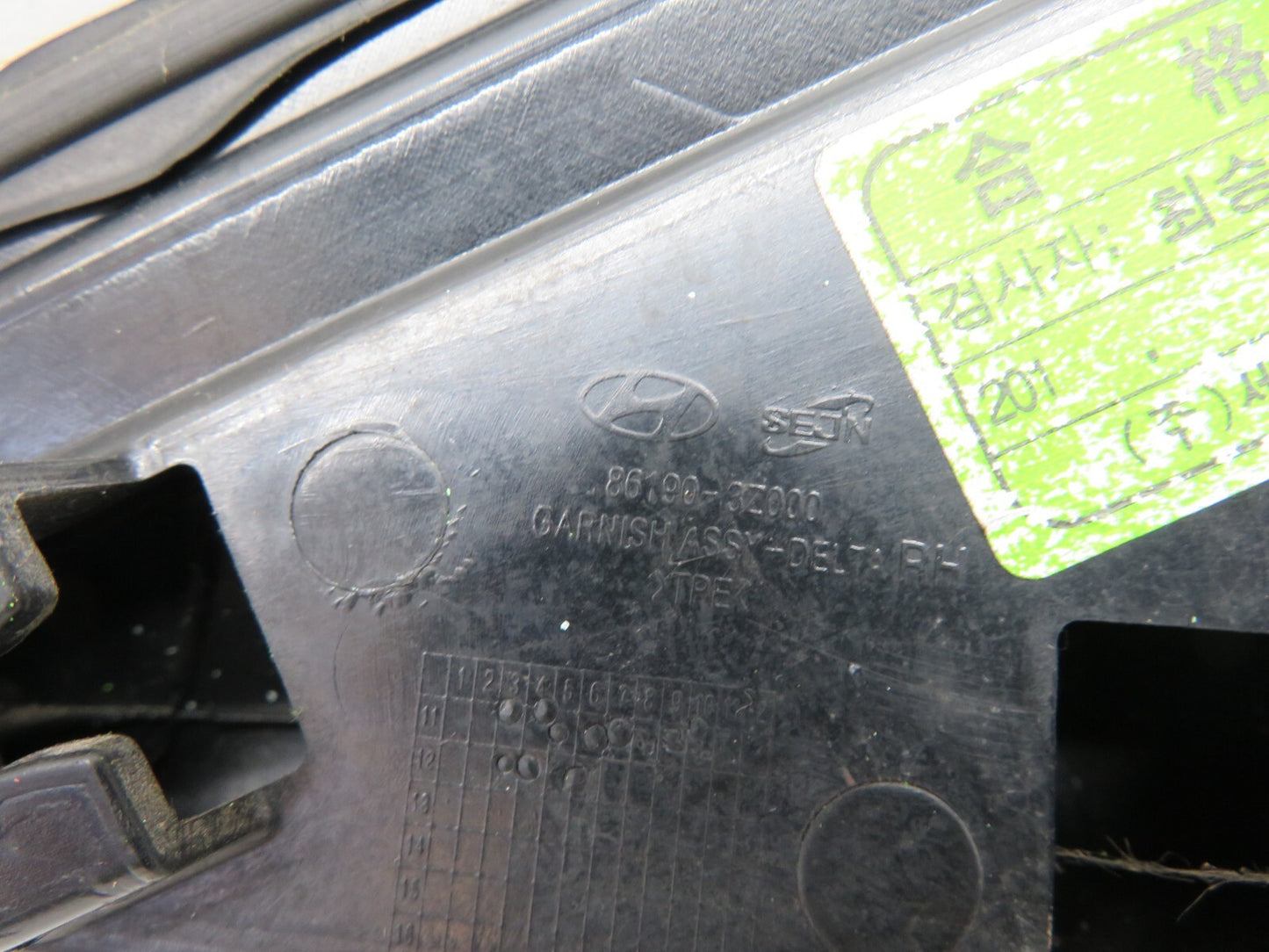 HYUNDAI I40 OS DRIVER SIDE FRONT QUARTER TRIM 2011-2015 A581-10