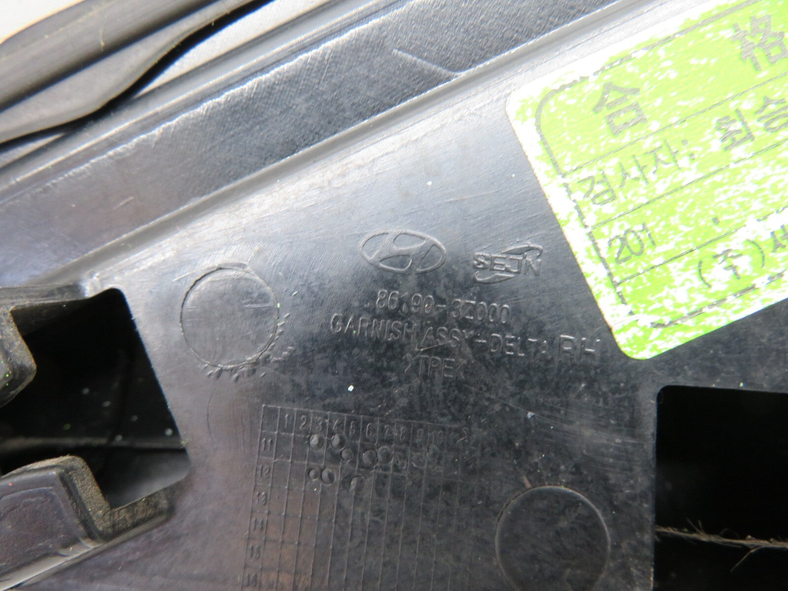 HYUNDAI I40 OS DRIVER SIDE FRONT QUARTER TRIM 2011-2015 A581-10