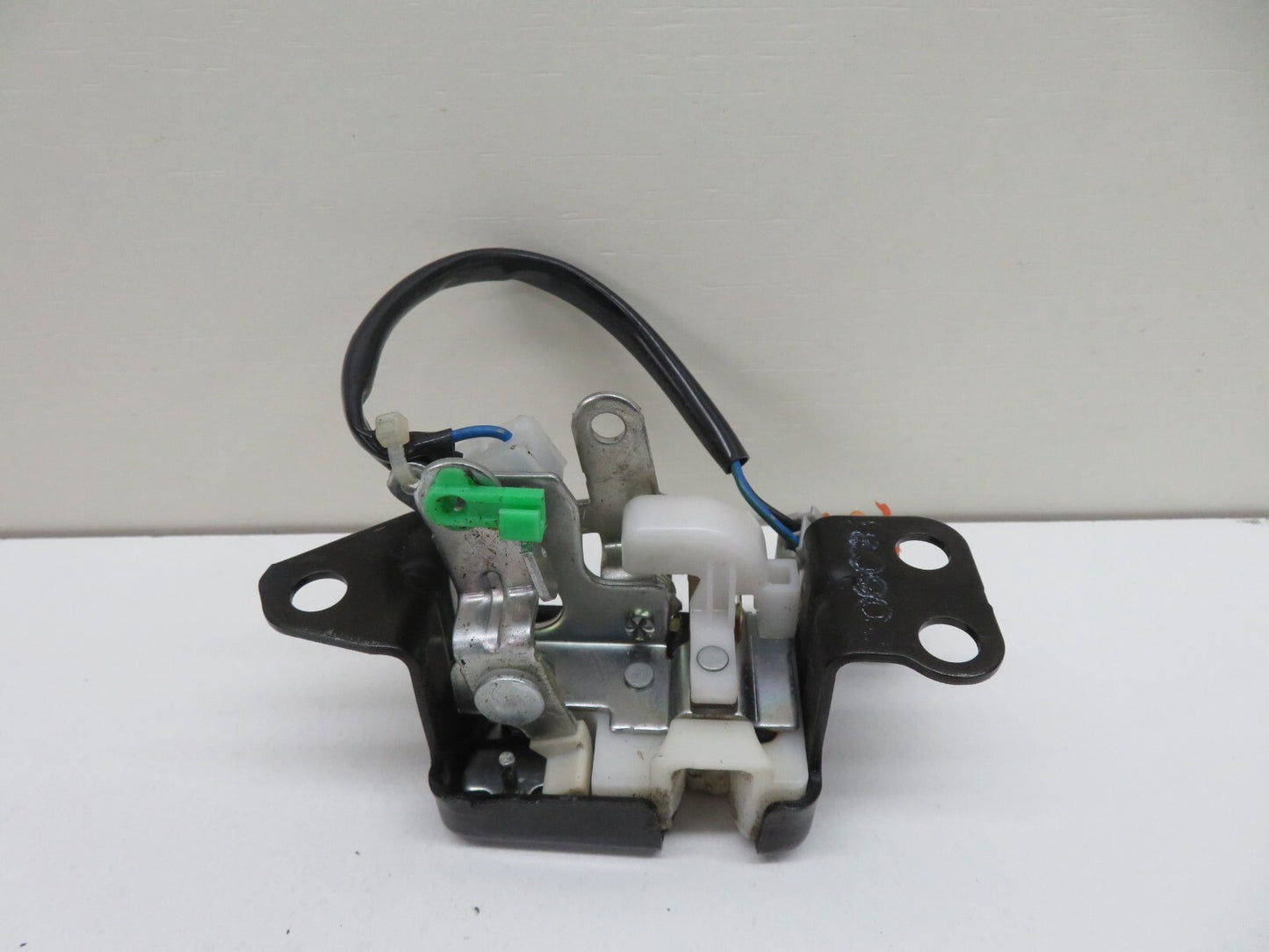 HONDA CRV MK2 REAR BOOT WINDOW LOCK CATCH 2002-2006 #1211-4