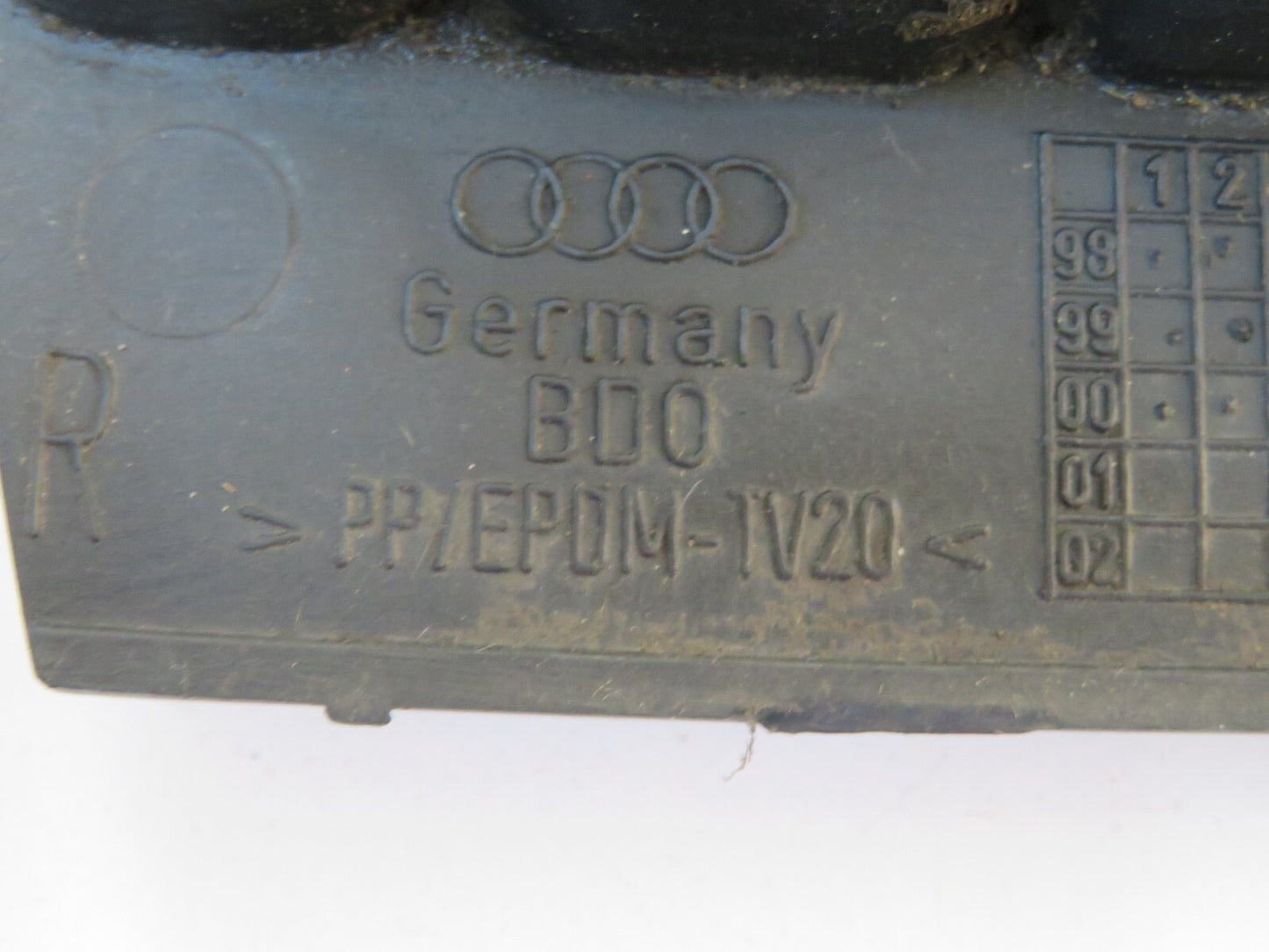 AUDI A4 B5 AVANT FACELIFT FRONT DRIVER OS BUMPER GRILL 2001 AS15