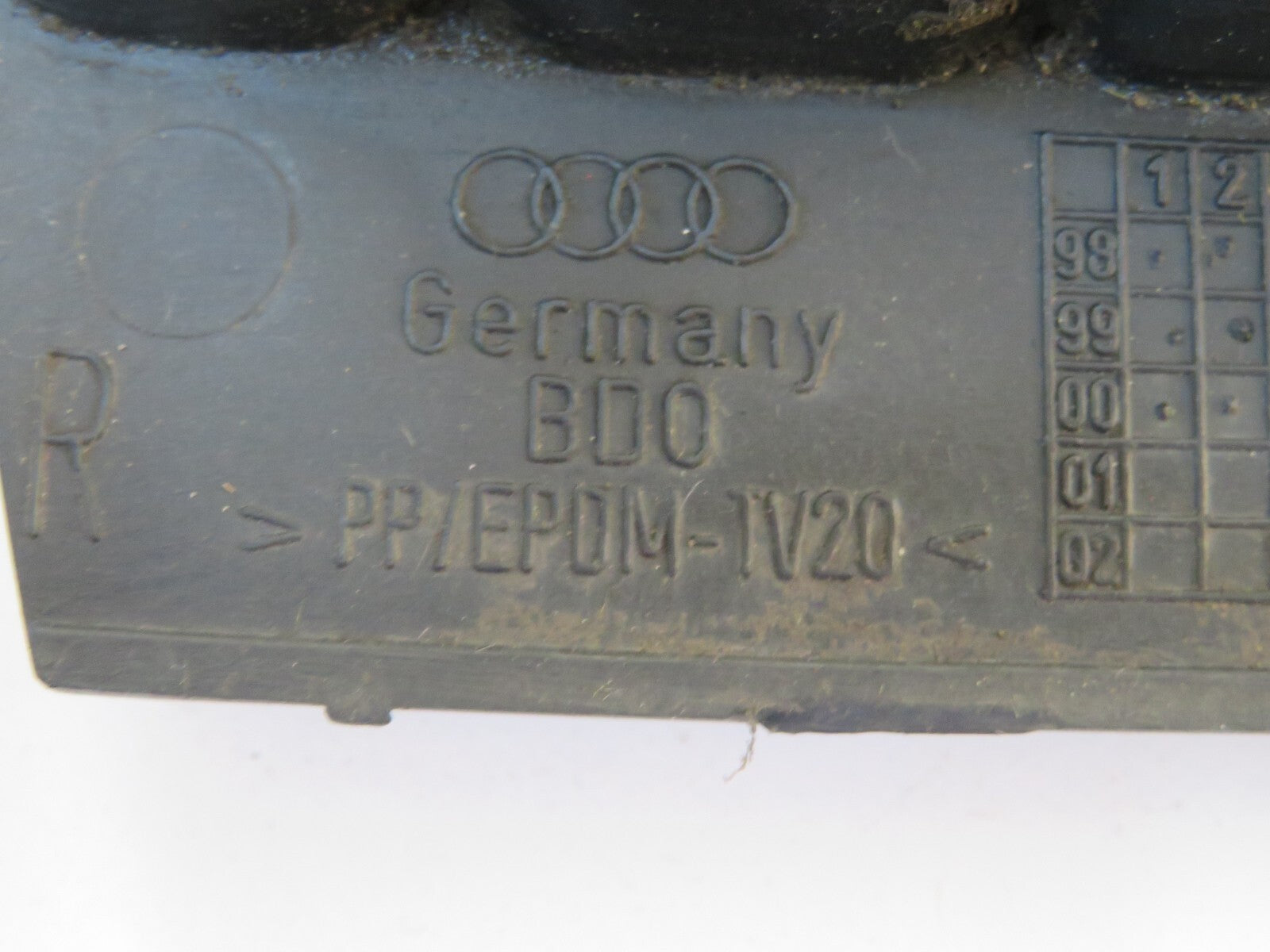 AUDI A4 B5 AVANT FACELIFT FRONT DRIVER OS BUMPER GRILL 2001 AS15