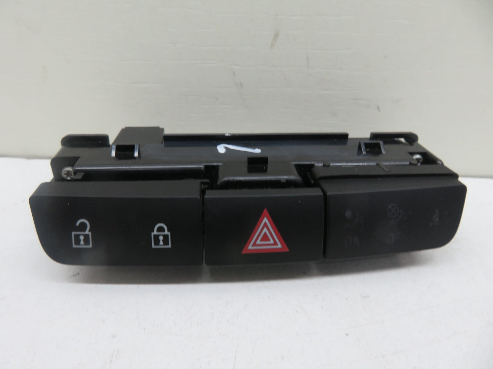 VAUXHALL INSIGNIA HAZARD SWITCH CENTRAL LOCKING 13324594 2008-2013 1155-7