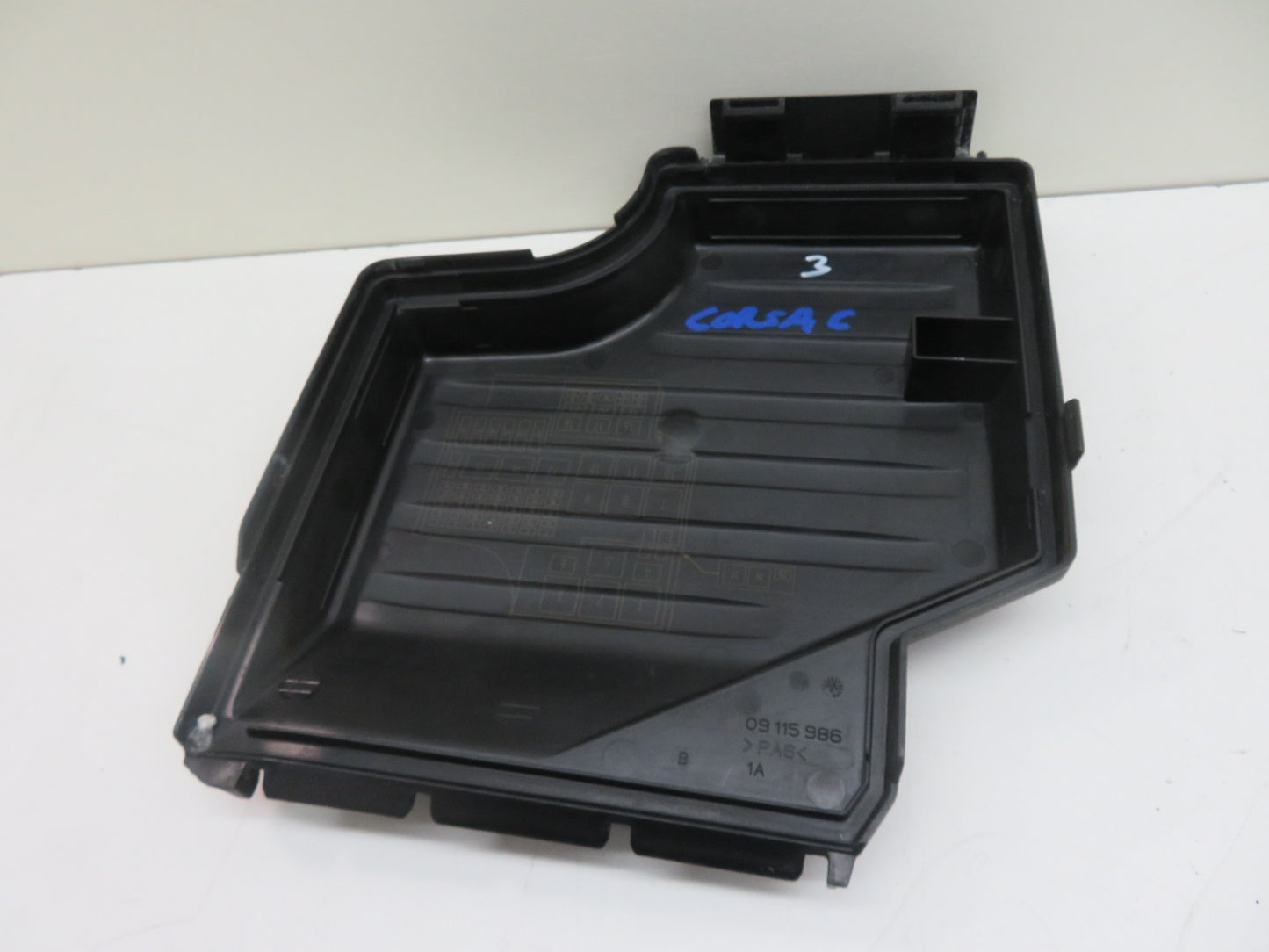 VAUXHALL CORSA ENGINE BAY FUSE BOX COVER TRIM 09115986 2000-2006 1530-3