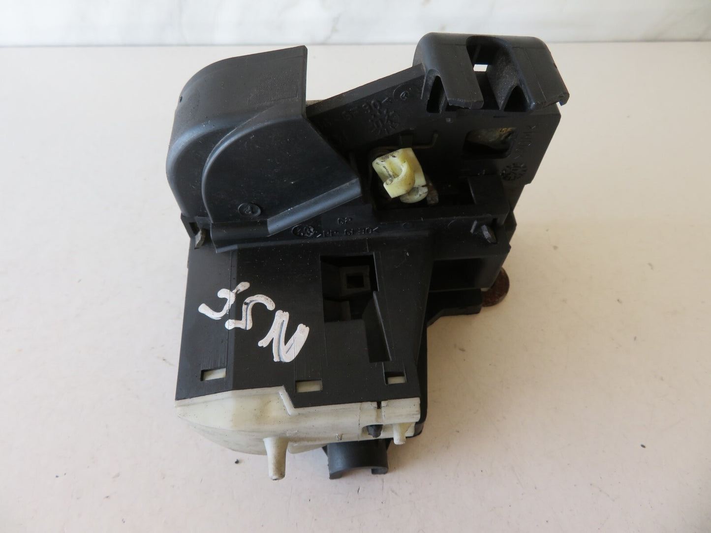 RENAULT CLIO MK2 NSF DOOR LOCK CATCH 2000-2006 AMS1700