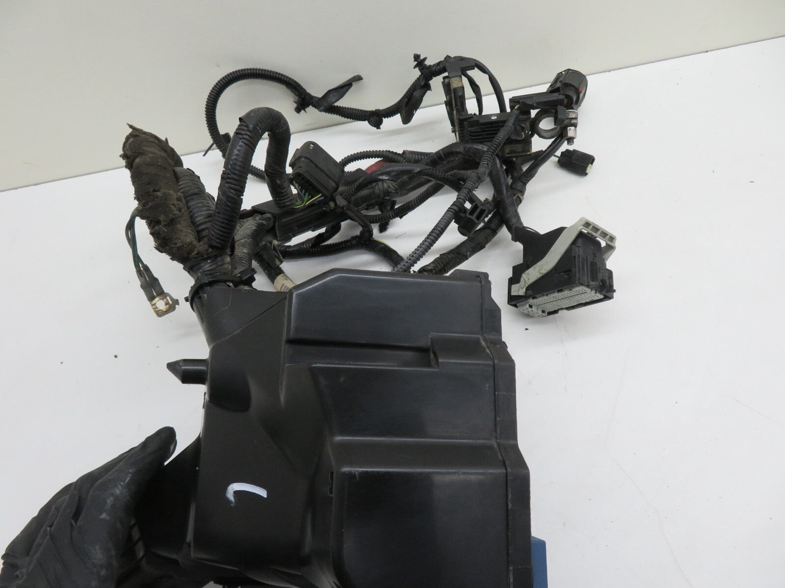 FORD FIESTA MK7 ST180 ENGINE BAY FUSE BOX WITH CUT LOOM 2013-2017 1543-1