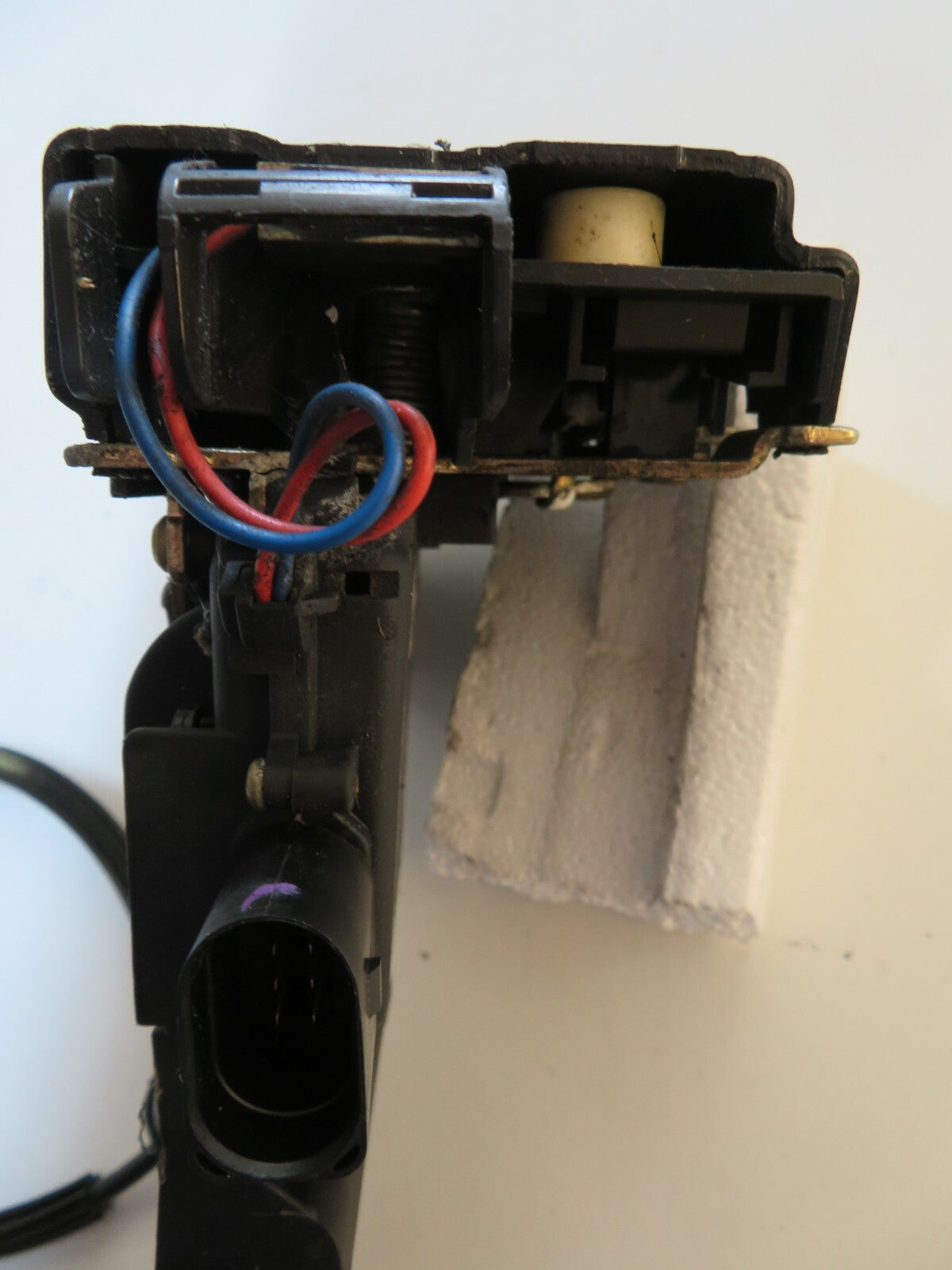 VOLKSWAGEN VW BEETLE OS DRIVER DOOR LOCK CATCH 1998-2006 01