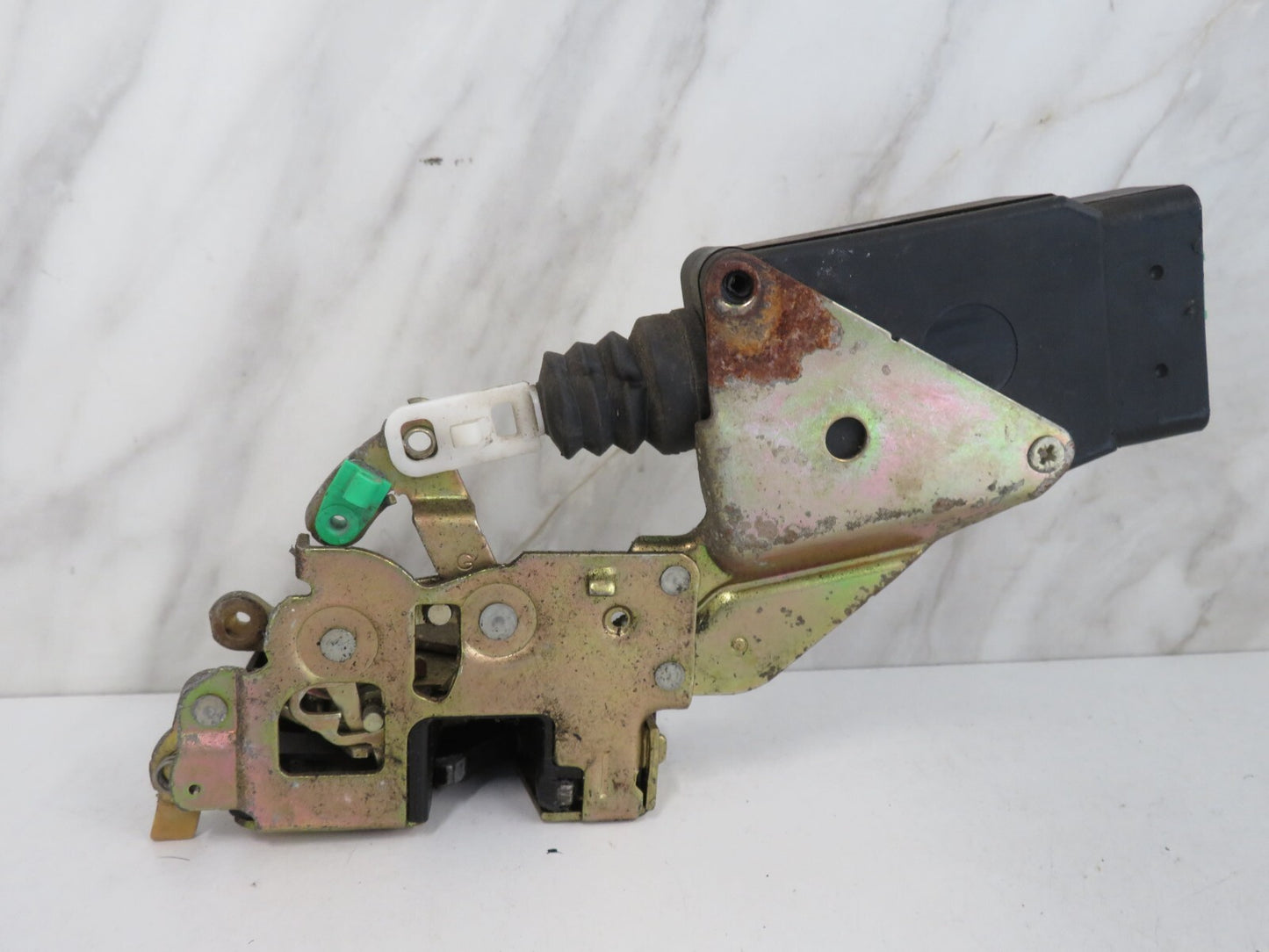 VOLVO V40 NSR PASSENGER REAR DOOR LOCK CATCH 1995-2004 AMS-8