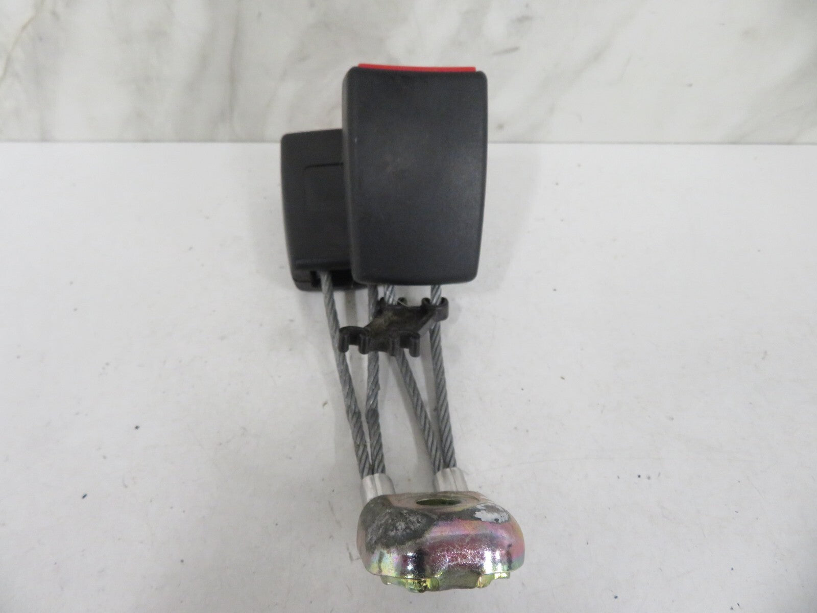 AUDI A8 D2 REAR SEAT BELT BUCKLE 4D0857739 1998-2002 A1652-11