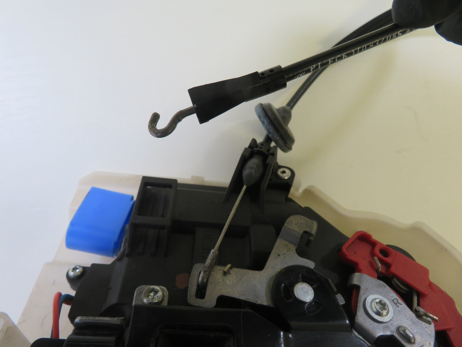 VW TOURAN OSF DRIVER FRONT DOOR LOCK CATCH 2003-2009 1701-3