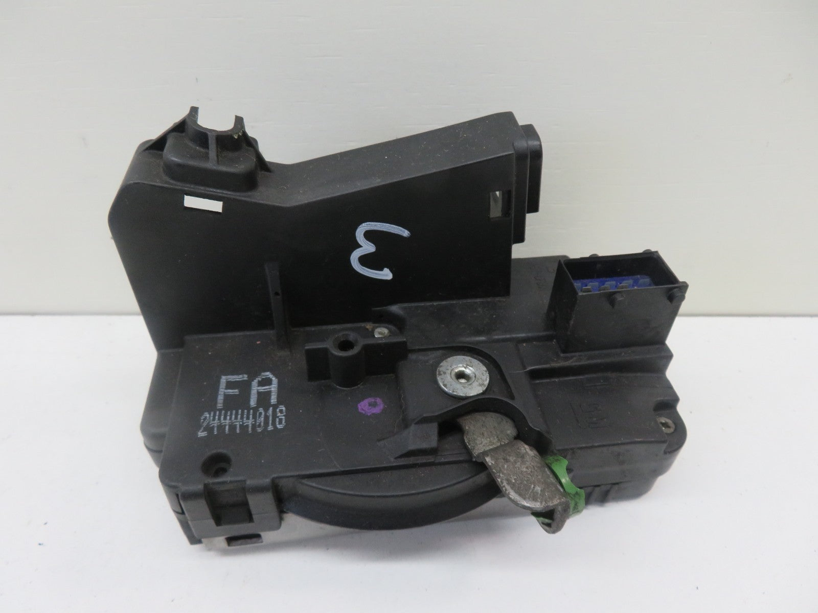 VAUXHALL ZAFIRA A NSF PASSENGER DOOR LOCK CATCH 24444818 1999-2005 1353-3