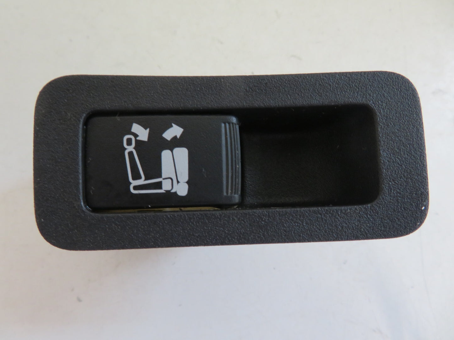 PEUGEOT 4007 NSR PASSENGER SIDE SEAT FOLD DOWN SWITCH 8610A051 2007-2012 1315-16