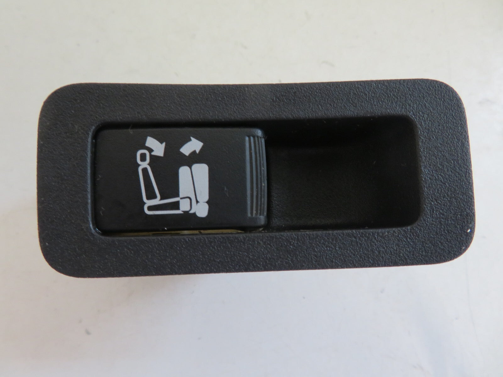 PEUGEOT 4007 NSR PASSENGER SIDE SEAT FOLD DOWN SWITCH 8610A051 2007-2012 1315-16