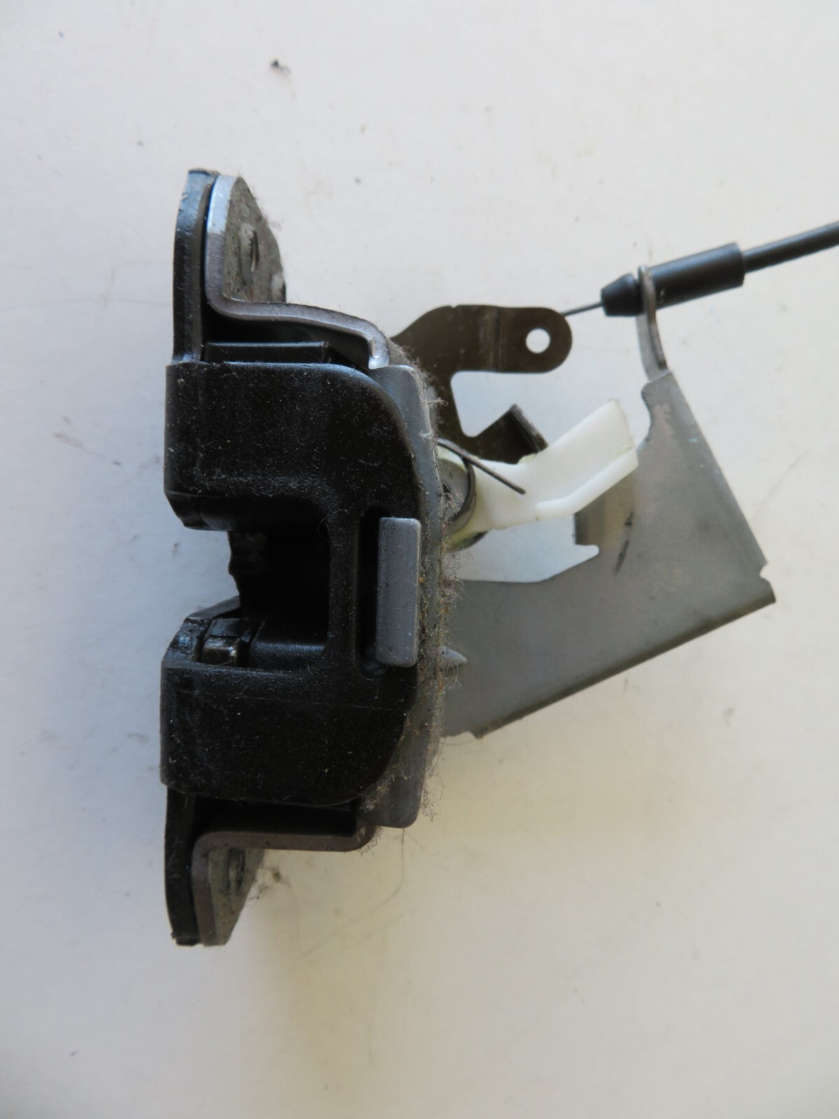 MAZDA RX8 OS DRIVER REAR BOTTOM DOOR LOCK CATCH 2003-2008 AMS1403 SA