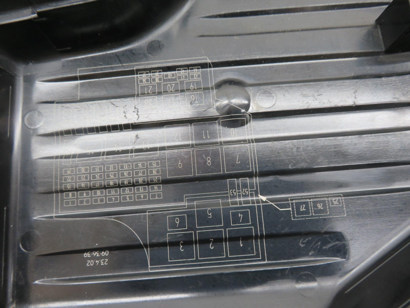 VAUXHALL CORSA ENGINE BAY FUSE BOX COVER TRIM 09115986 2000-2006 1530-4