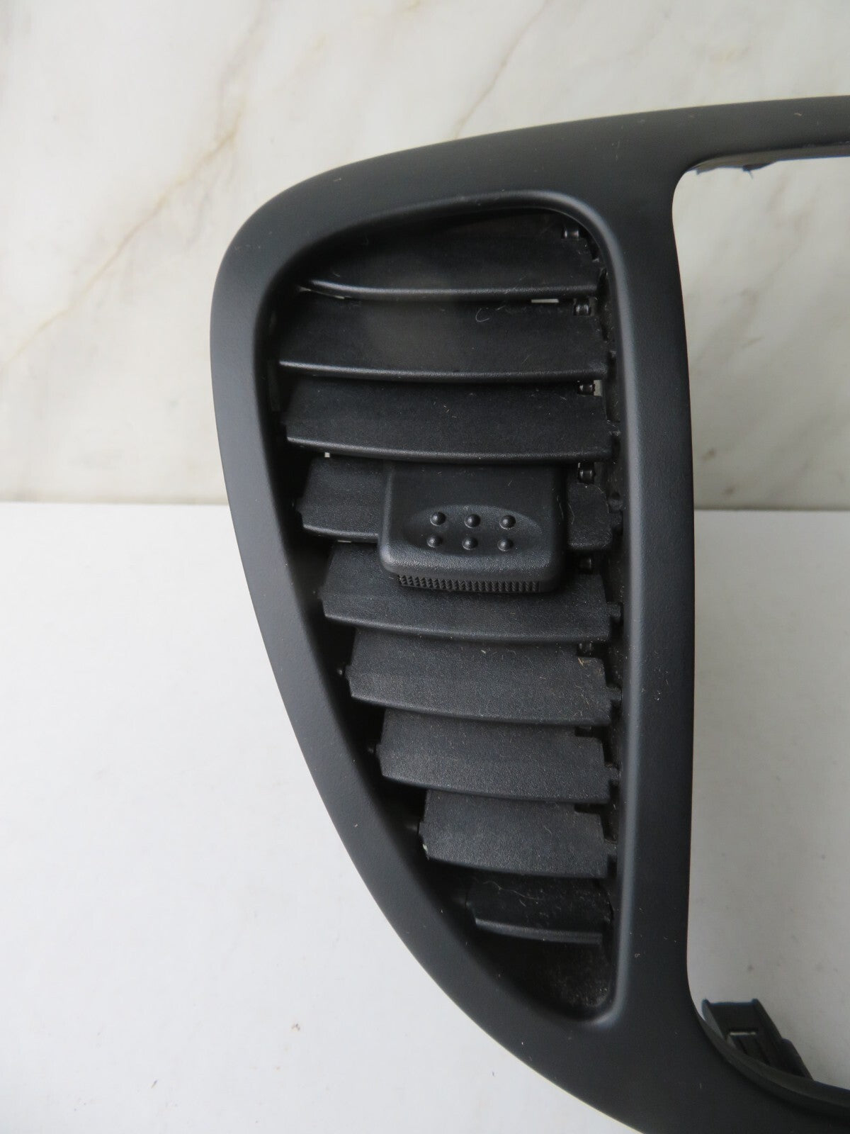 HYUNDAI I10 CENTRE CONSOLE AIR VENTS 2011-2013 A1355-2