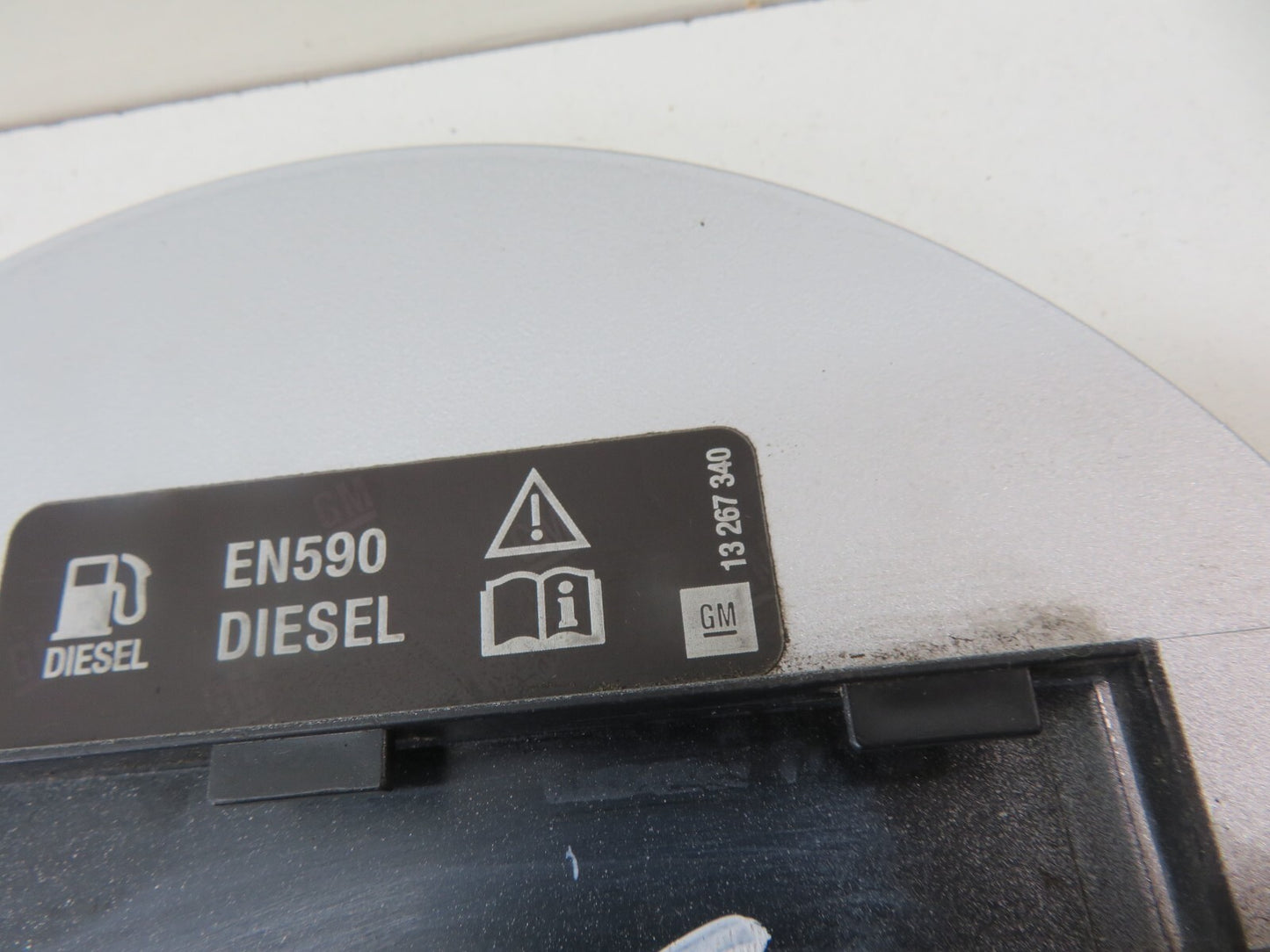 VAUXHALL INSIGNIA FUEL CAP COVER 13267340 2008-2016 1631-5