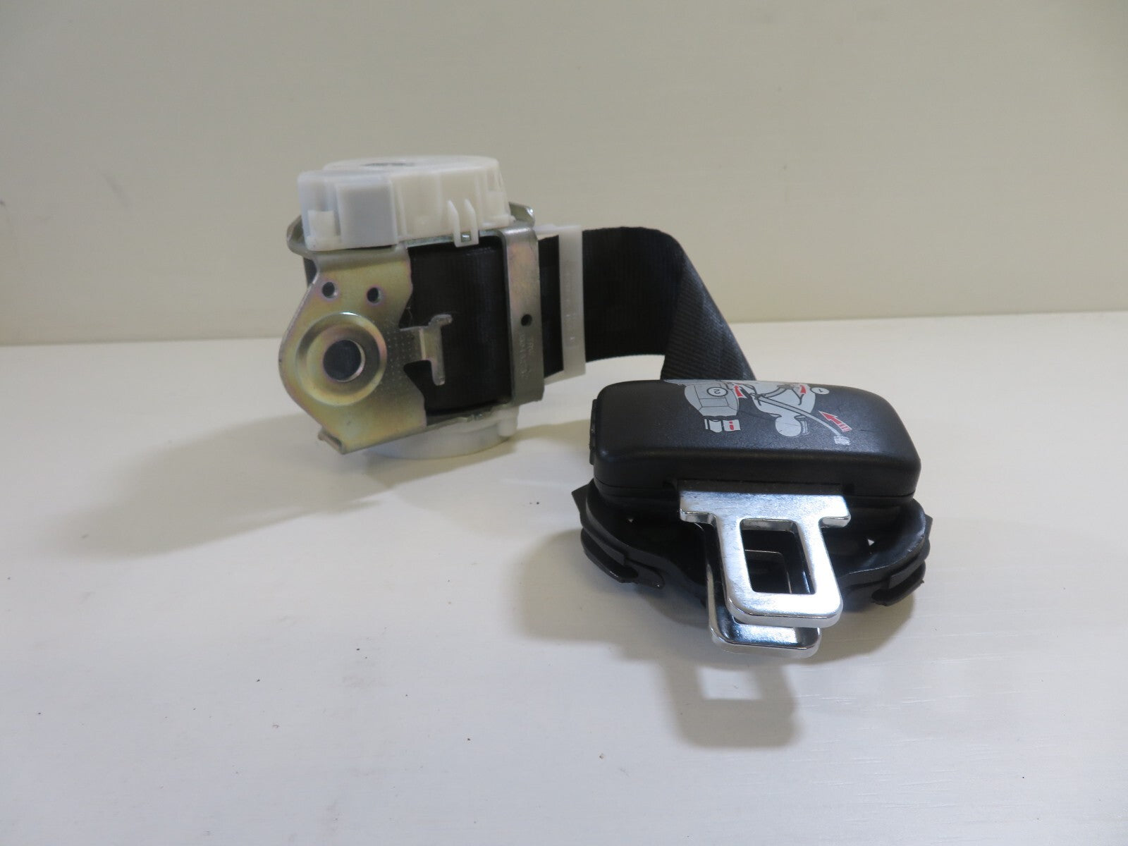 VOLKSWAGEN VW TOURAN REAR SEAT BELTS MIDDLE THIRD ROW CADDY 2K 2003-2009 1347-2