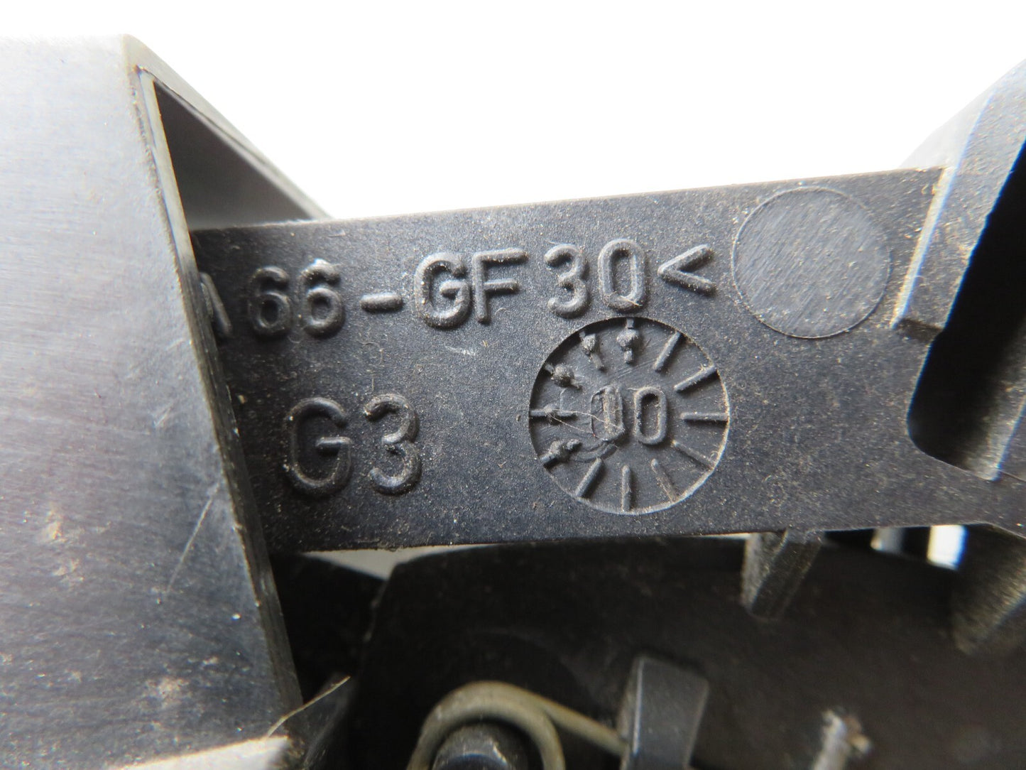 RENAULT CLIO MK2 NS PASSENGER DOOR LOCK CATCH 3DR 2001-2006 AMS1136