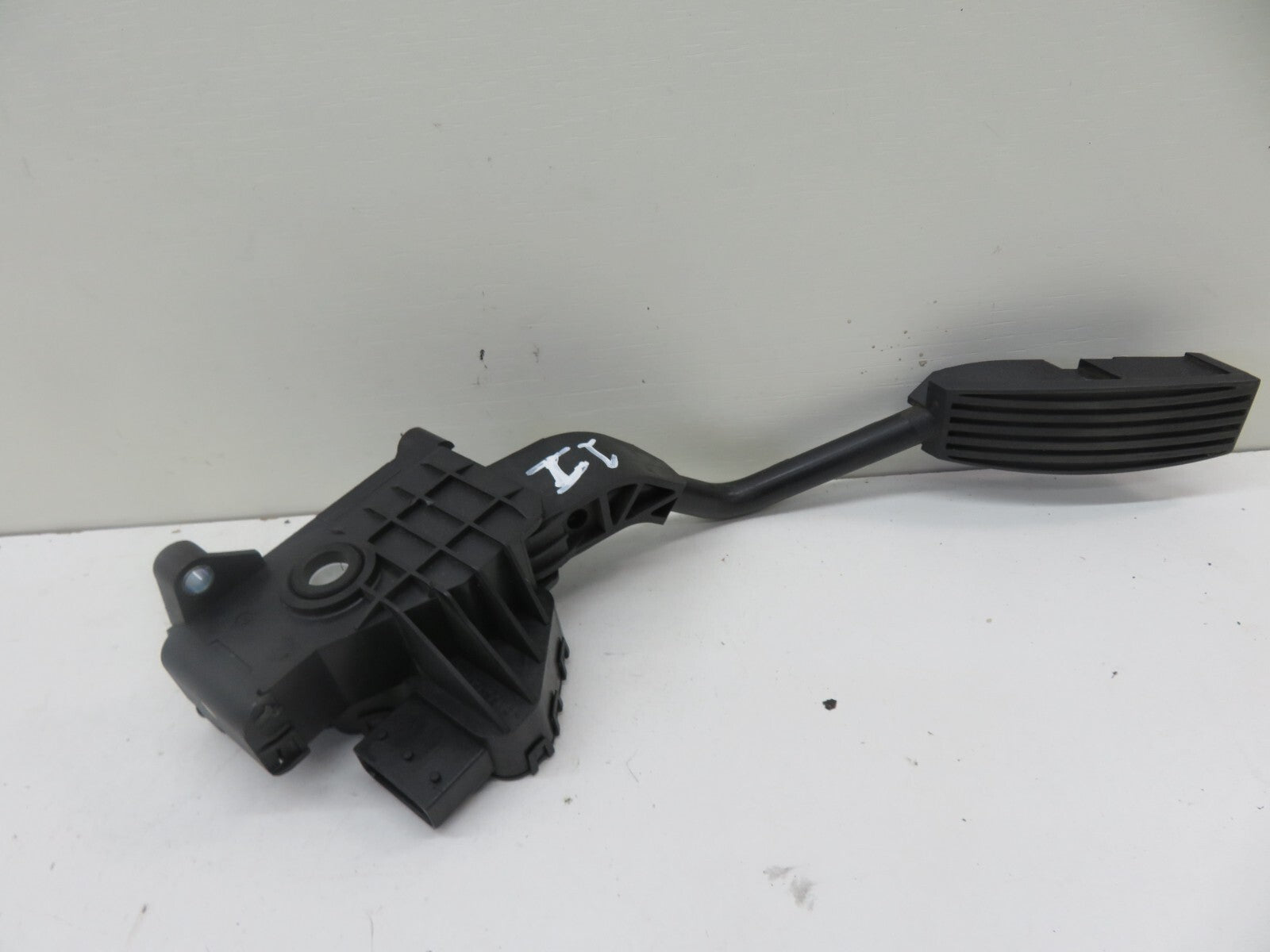 VAUXHALL CORSA D THROTTLE PEDAL 55702021 2006-2011 1700-11