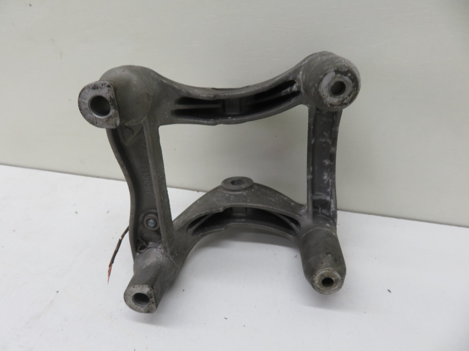 PORSCHE CAYENNE 955 MOUNT BRACKET 948115203 2003-2006 1718-9