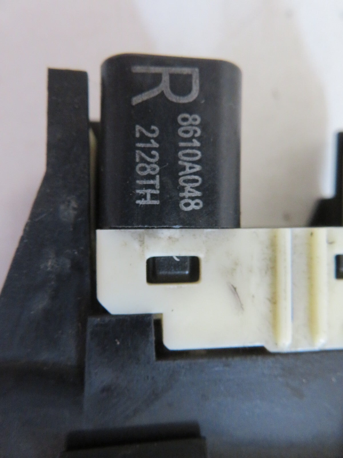 PEUGEOT 4007 OSR DRIVER SIDE SEAT FOLD DOWN SWITCH 8610A048 2007-2012 1315-17