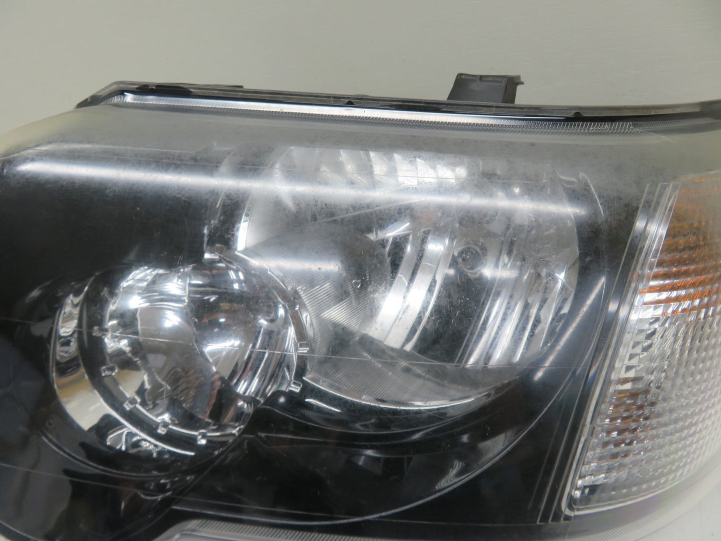 LAND ROVER FREELANDER 1 PASSENGER HEADLIGHT (BOTTOM BRACKETS BROKEN) 2004-2006