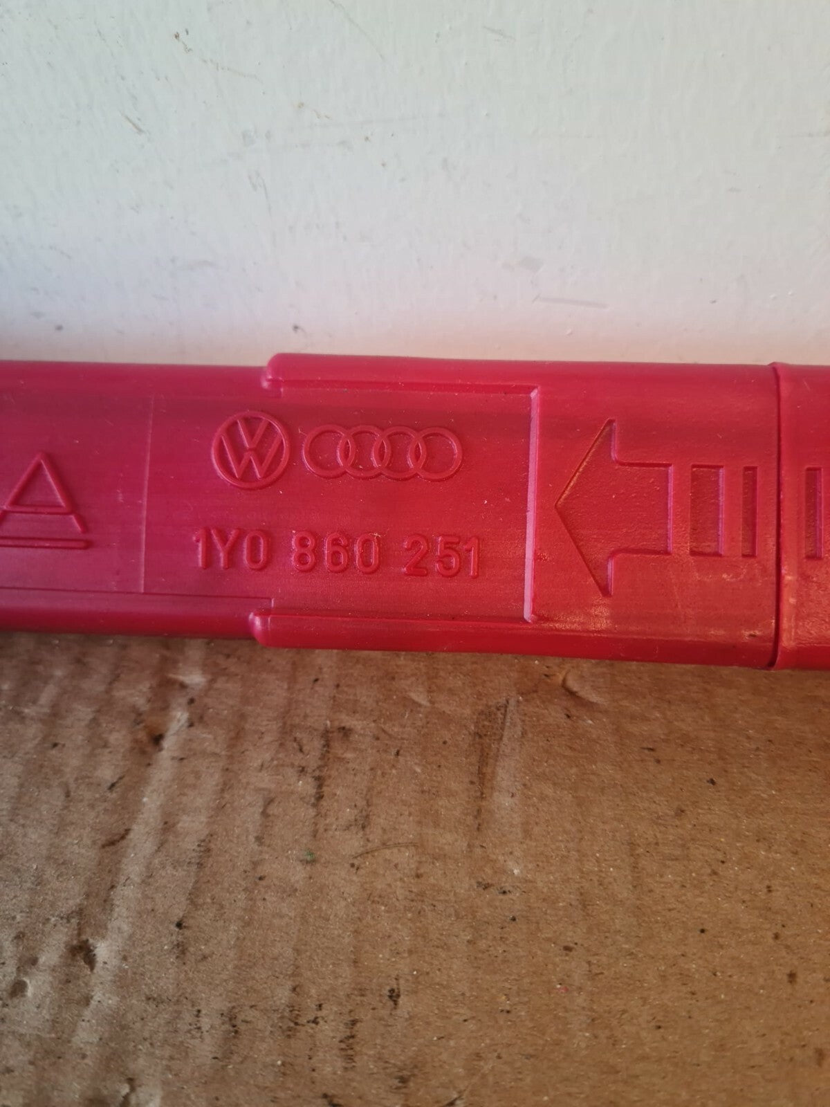 VOLKSWAGEN VW TOURAN WARNING TRIANGLE 2003-2008