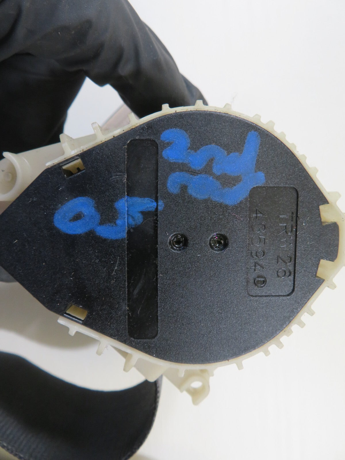 VOLKSWAGEN VW TOURAN REAR SEAT BELTS MIDDLE THIRD ROW CADDY 2K 2003-2009 1347-2