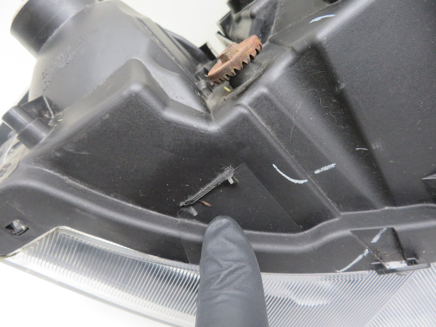 LAND ROVER FREELANDER 1 PASSENGER HEADLIGHT (BOTTOM BRACKETS BROKEN) 2004-2006