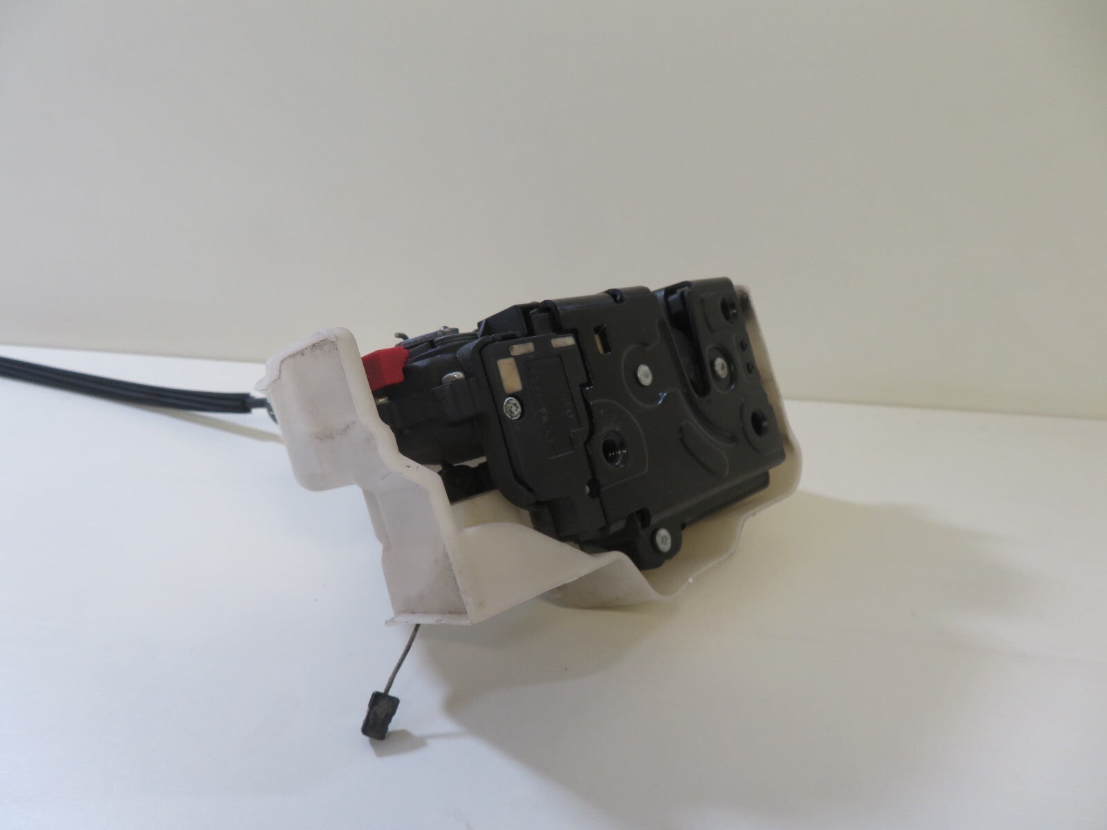 VW TOURAN NSF PASSENGER FRONT DOOR LOCK CATCH 2003-2009 1701-2