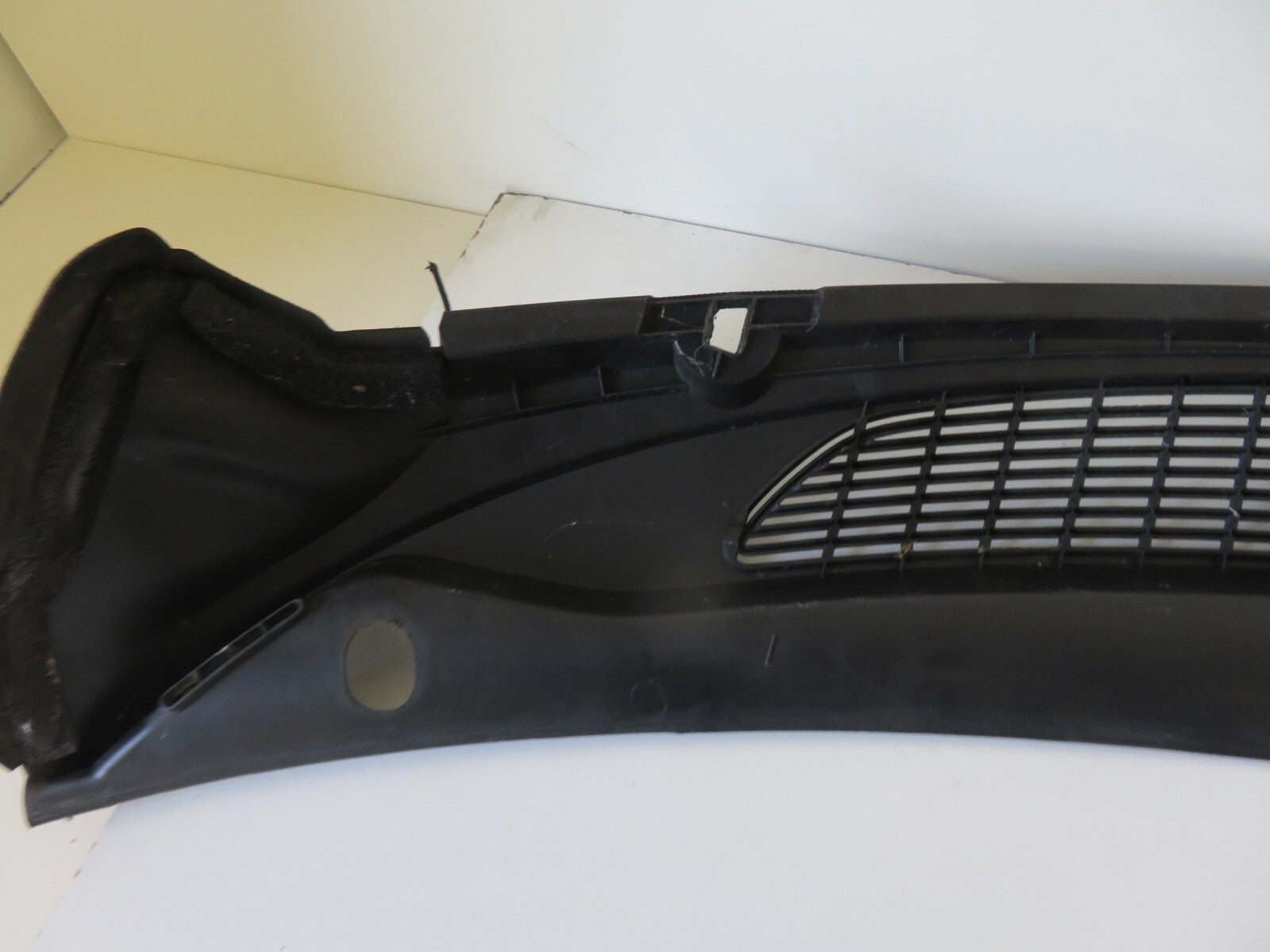 SKODA FABIA MK2 WINDSCREEN SCUTTLE PANEL TRIM WITH WASHER JETS 2007-2015