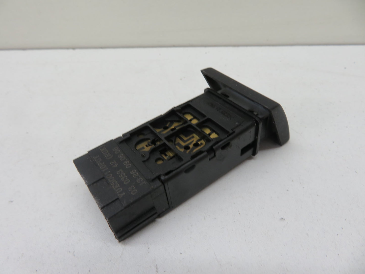 LAND ROVER FREELANDER 1 REAR FOG LIGHT SWITCH YUE500110PUY 2004-2006 1672-18