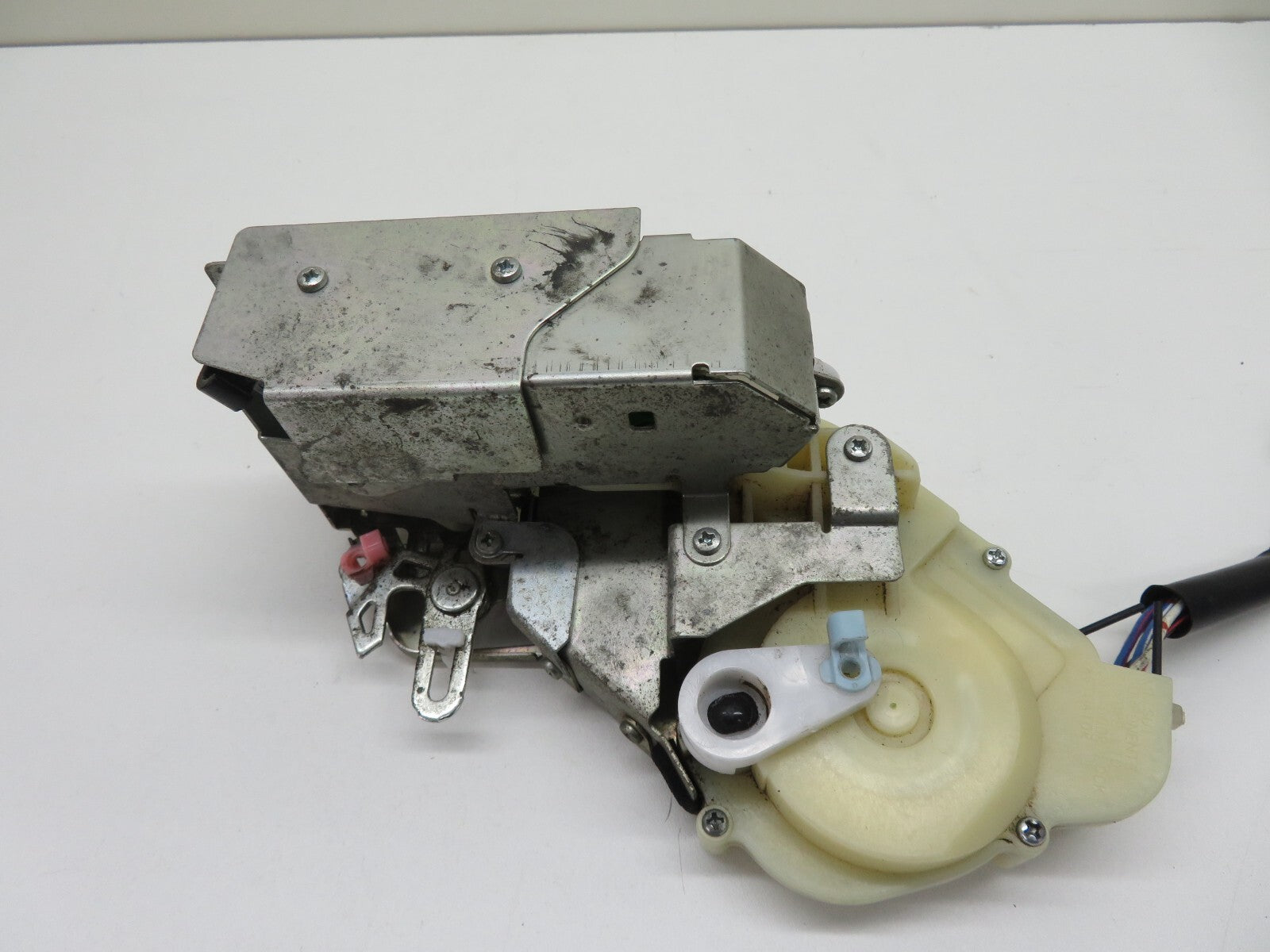 HONDA CRV MK2 NSR PASSENGER REAR DOOR LOCK CATCH 2002-2006 #1200-4