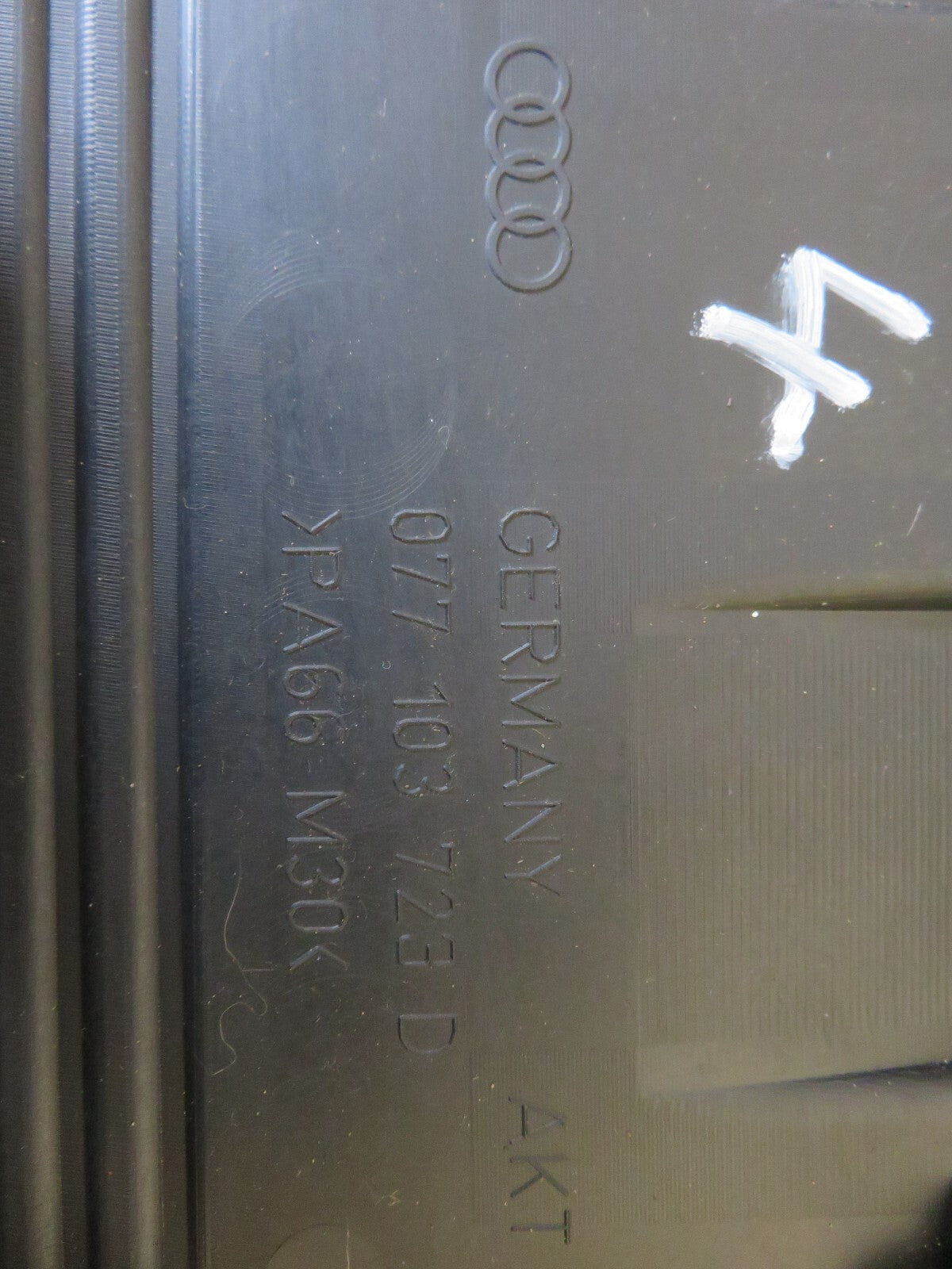 AUDI A8 D2 V8 3.7 ENGINE COVER 027103723D 1998-2002