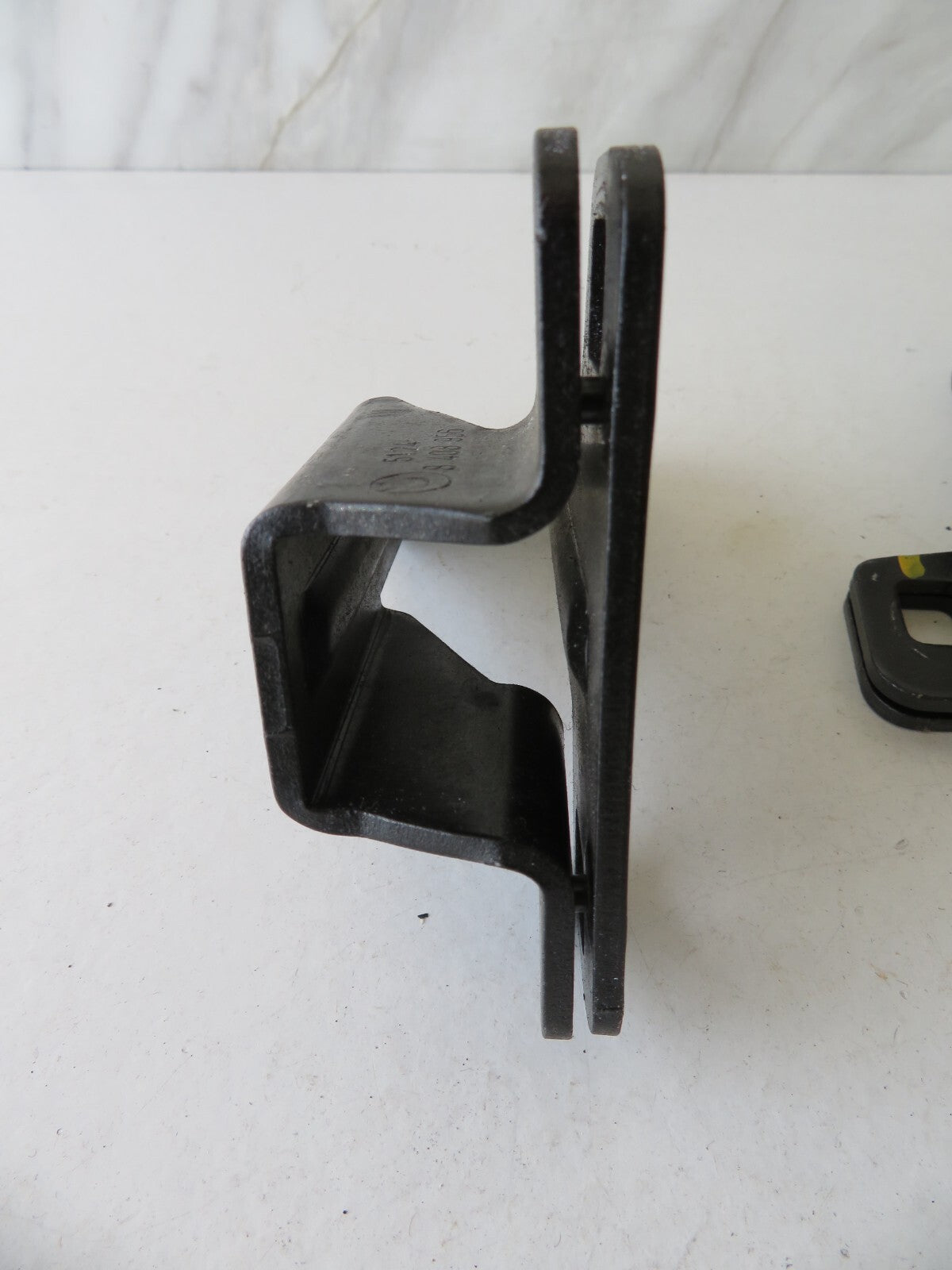 BMW X5 E53 LOWER TAILGATE LOCK LATCHES PAIR 2004-2007 RG04 SA