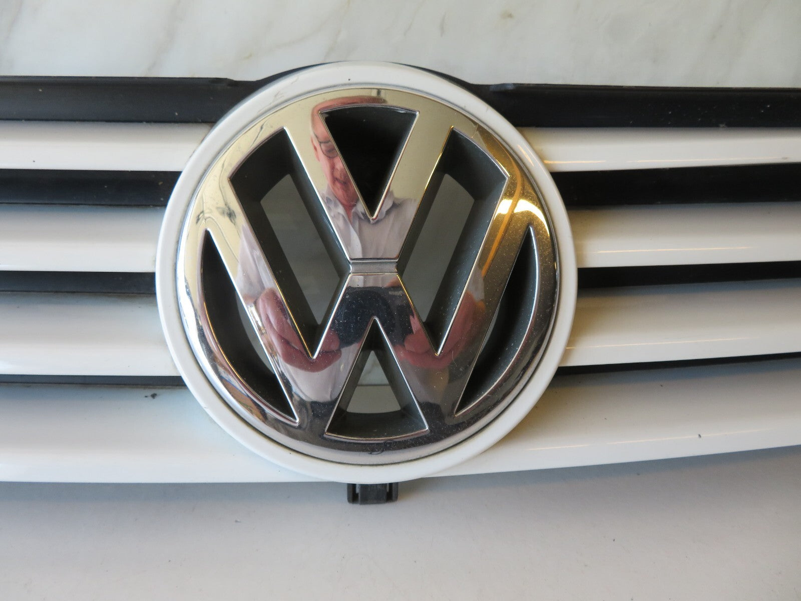 VOLKSWAGEN VW POLO FRONT GRILL BADGE 6N0853651J 1999-2003