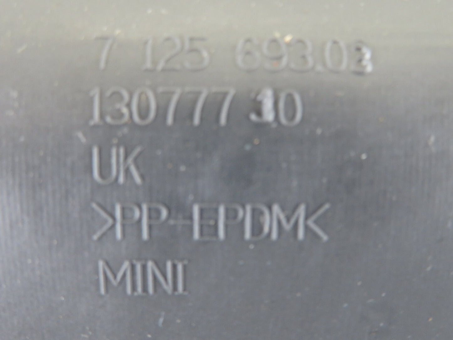 BMW MINI ONE CONVERTIBLE R52 CENTER CONSOLE RUBBER INSERT 2004-2006 A2018-4