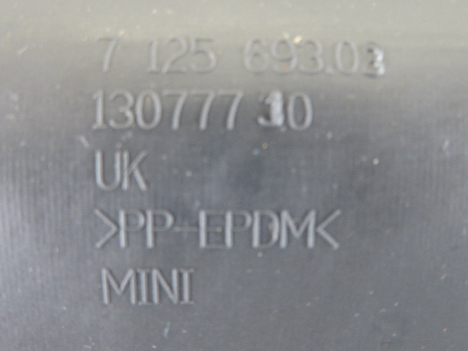 BMW MINI ONE CONVERTIBLE R52 CENTER CONSOLE RUBBER INSERT 2004-2006 A2018-4